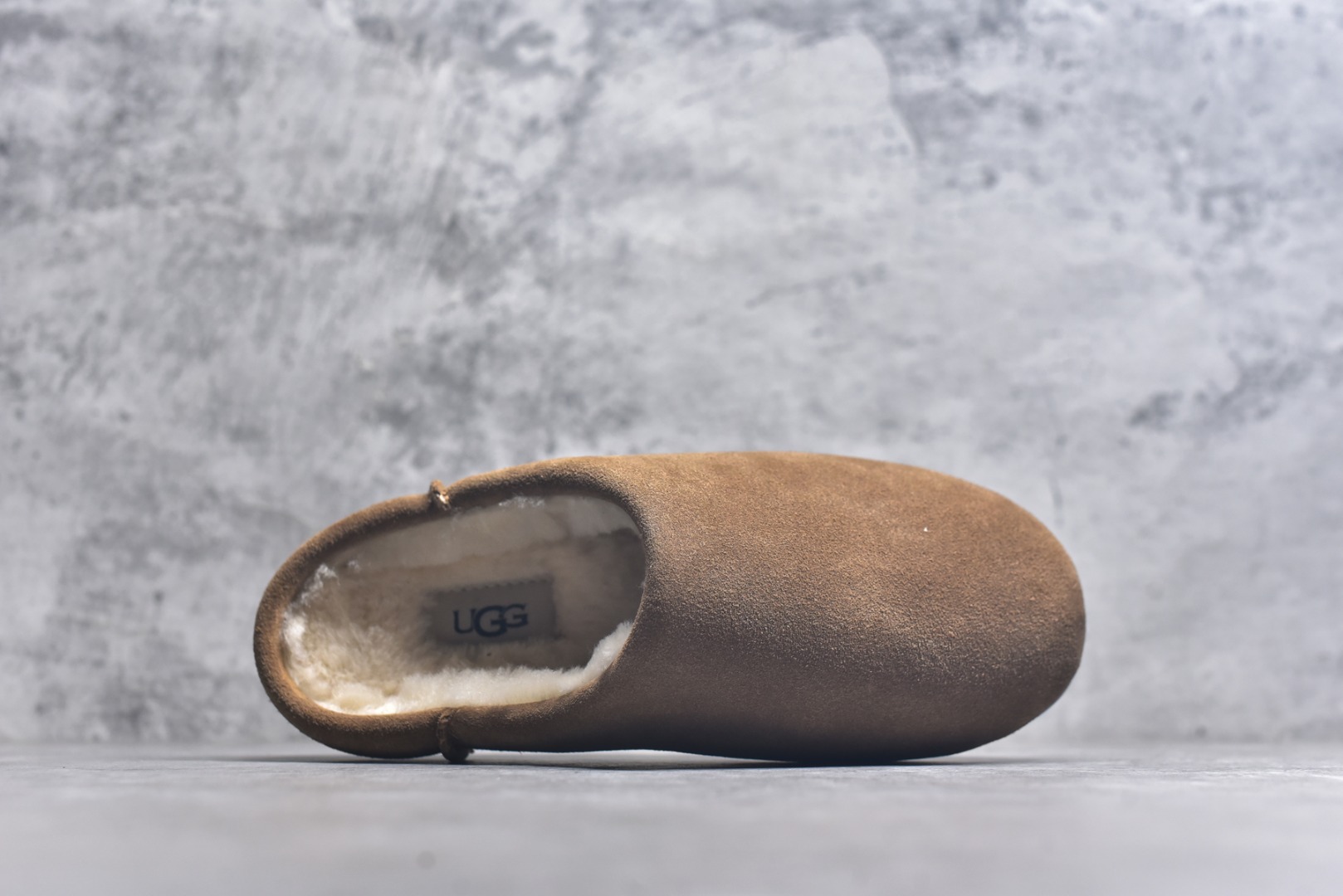 图片[4]-#X1 全网最齐 ugg 100个配色 市面顶级版本 25新款 UGG Elea Slip-On 轻薄一脚蹬 居家 办公室 空调房室内 易搭配超时髦大长腿福利款 广州外贸大厂生产 鞋头到鞋垫真羊皮毛一体 独立外盒包装 芯片 带防水工艺 区别市面任何版本 独立原版开发大底 羊绒鞋垫 冬季保暖外出 家居都是很适合的选择 近年uug推出款式系列 局部偏向年轻消费者喜好 也走到时尚潮流穿搭的前沿 鞋身材质 防泼水涂层翻毛皮鞋面 17毫米UGGPURE™植入式羊毛内底 轻便防滑舒适橡胶外底 带有品牌LOGO商标 带全套包装 尺码： 35 36 37 38 39 40-选品中心