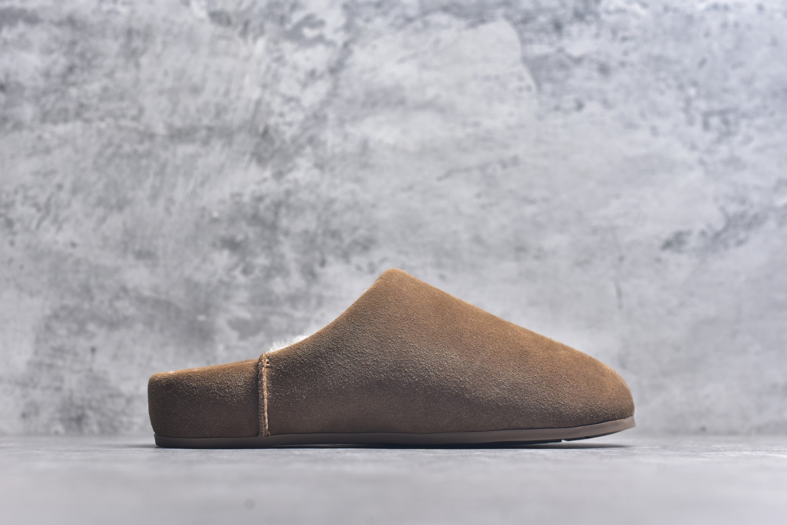 图片[3]-#X1 全网最齐 ugg 100个配色 市面顶级版本 25新款 UGG Elea Slip-On 轻薄一脚蹬 居家 办公室 空调房室内 易搭配超时髦大长腿福利款 广州外贸大厂生产 鞋头到鞋垫真羊皮毛一体 独立外盒包装 芯片 带防水工艺 区别市面任何版本 独立原版开发大底 羊绒鞋垫 冬季保暖外出 家居都是很适合的选择 近年uug推出款式系列 局部偏向年轻消费者喜好 也走到时尚潮流穿搭的前沿 鞋身材质 防泼水涂层翻毛皮鞋面 17毫米UGGPURE™植入式羊毛内底 轻便防滑舒适橡胶外底 带有品牌LOGO商标 带全套包装 尺码： 35 36 37 38 39 40-选品中心