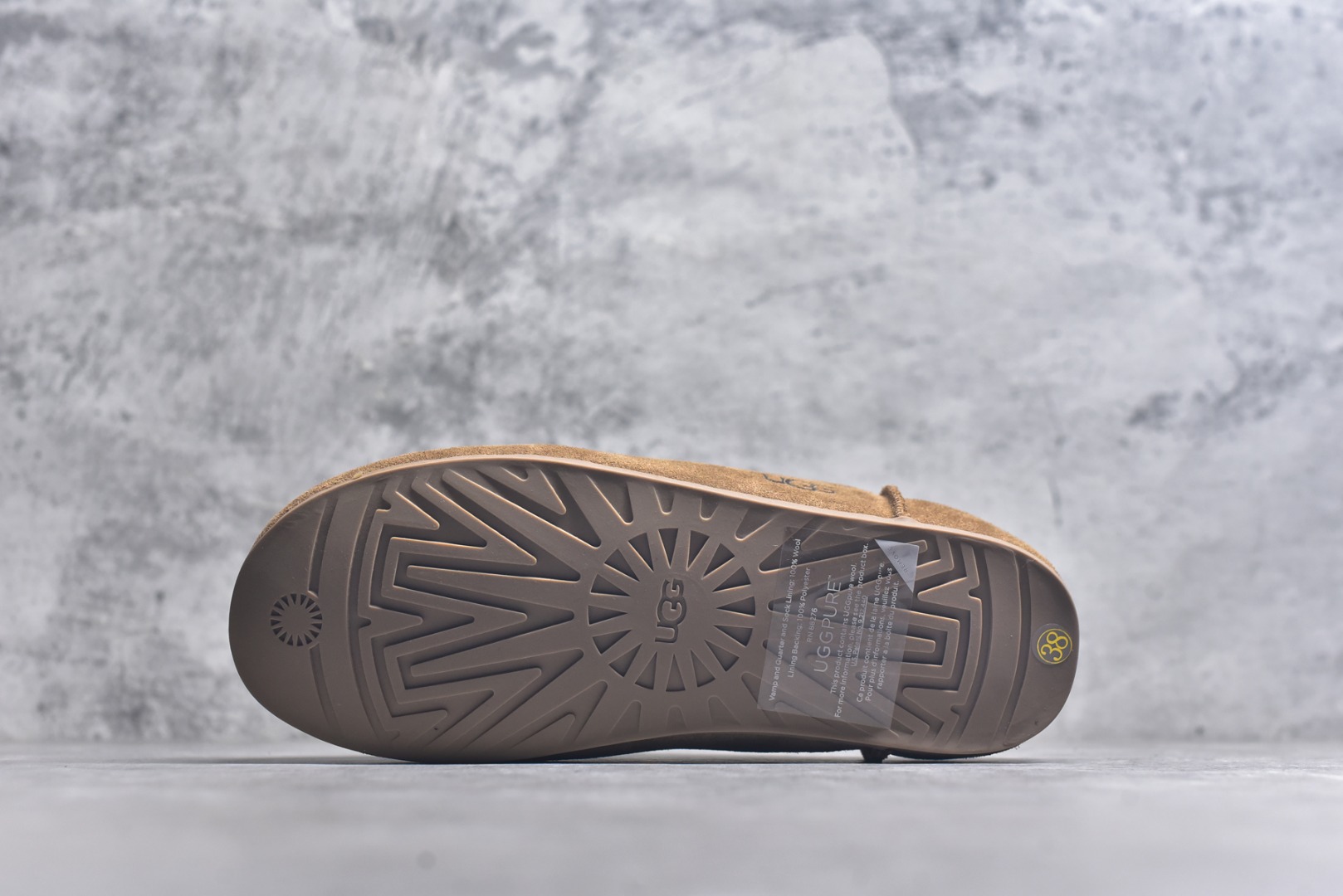 图片[6]-#X1 全网最齐 ugg 100个配色 市面顶级版本 25新款 UGG Elea Slip-On 轻薄一脚蹬 居家 办公室 空调房室内 易搭配超时髦大长腿福利款 广州外贸大厂生产 鞋头到鞋垫真羊皮毛一体 独立外盒包装 芯片 带防水工艺 区别市面任何版本 独立原版开发大底 羊绒鞋垫 冬季保暖外出 家居都是很适合的选择 近年uug推出款式系列 局部偏向年轻消费者喜好 也走到时尚潮流穿搭的前沿 鞋身材质 防泼水涂层翻毛皮鞋面 17毫米UGGPURE™植入式羊毛内底 轻便防滑舒适橡胶外底 带有品牌LOGO商标 带全套包装 尺码： 35 36 37 38 39 40-选品中心