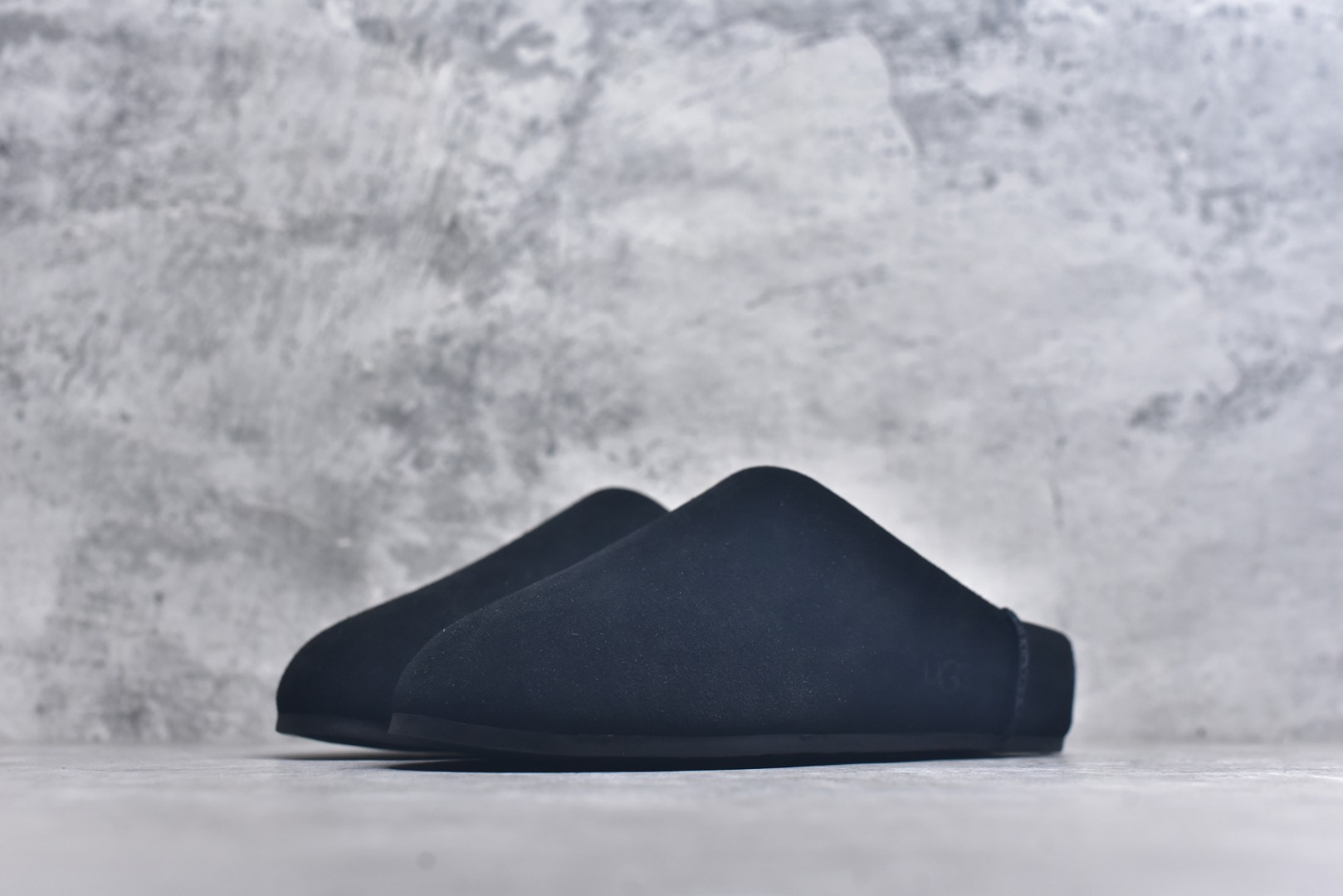 图片[2]-#X1 全网最齐 ugg 100个配色 市面顶级版本 25新款 UGG Elea Slip-On 轻薄一脚蹬 居家 办公室 空调房室内 易搭配超时髦大长腿福利款 广州外贸大厂生产 鞋头到鞋垫真羊皮毛一体 独立外盒包装 芯片 带防水工艺 区别市面任何版本 独立原版开发大底 羊绒鞋垫 冬季保暖外出 家居都是很适合的选择 近年uug推出款式系列 局部偏向年轻消费者喜好 也走到时尚潮流穿搭的前沿 鞋身材质 防泼水涂层翻毛皮鞋面 17毫米UGGPURE™植入式羊毛内底 轻便防滑舒适橡胶外底 带有品牌LOGO商标 带全套包装 尺码： 35 36 37 38 39 40-选品中心