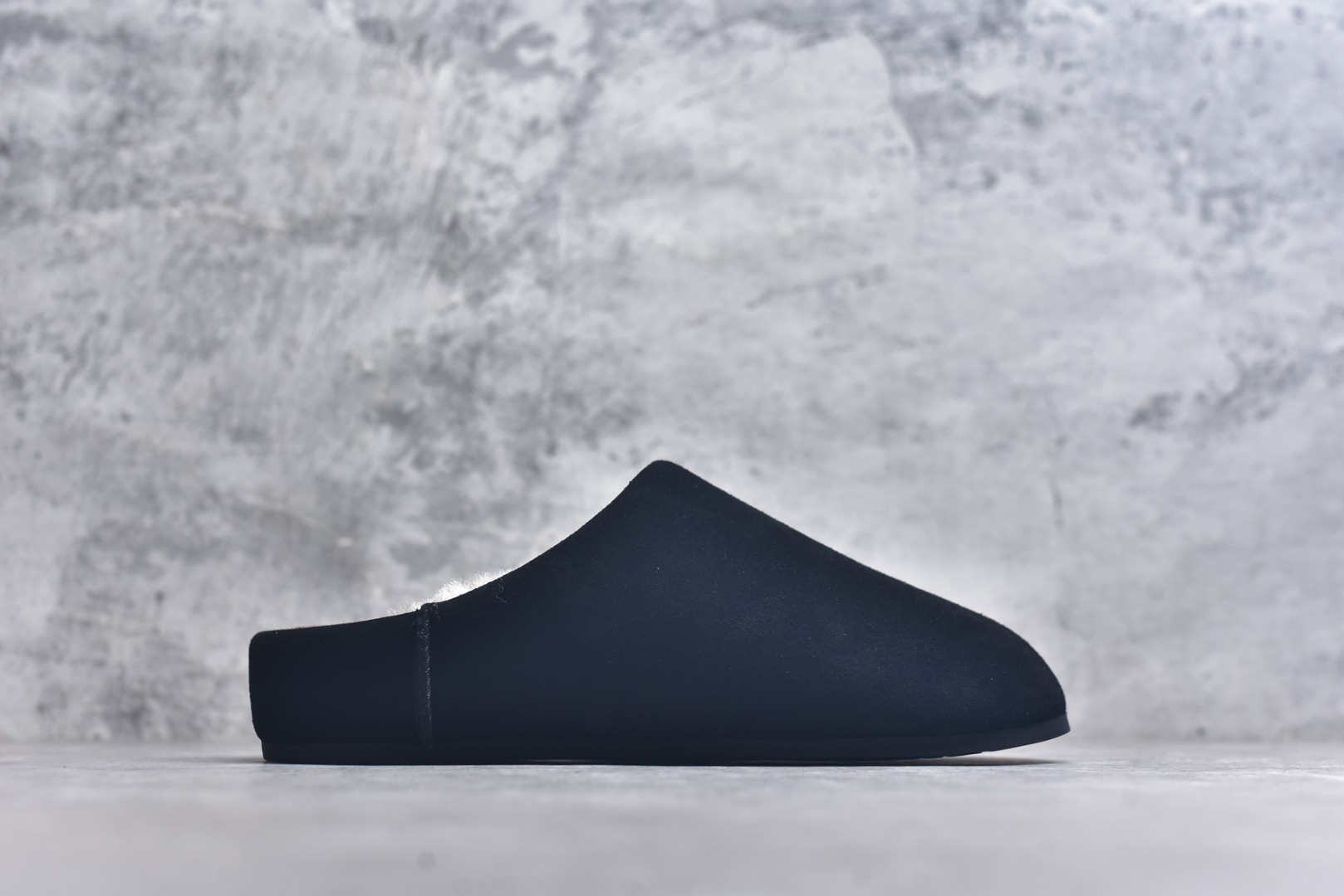 图片[3]-#X1 全网最齐 ugg 100个配色 市面顶级版本 25新款 UGG Elea Slip-On 轻薄一脚蹬 居家 办公室 空调房室内 易搭配超时髦大长腿福利款 广州外贸大厂生产 鞋头到鞋垫真羊皮毛一体 独立外盒包装 芯片 带防水工艺 区别市面任何版本 独立原版开发大底 羊绒鞋垫 冬季保暖外出 家居都是很适合的选择 近年uug推出款式系列 局部偏向年轻消费者喜好 也走到时尚潮流穿搭的前沿 鞋身材质 防泼水涂层翻毛皮鞋面 17毫米UGGPURE™植入式羊毛内底 轻便防滑舒适橡胶外底 带有品牌LOGO商标 带全套包装 尺码： 35 36 37 38 39 40-选品中心