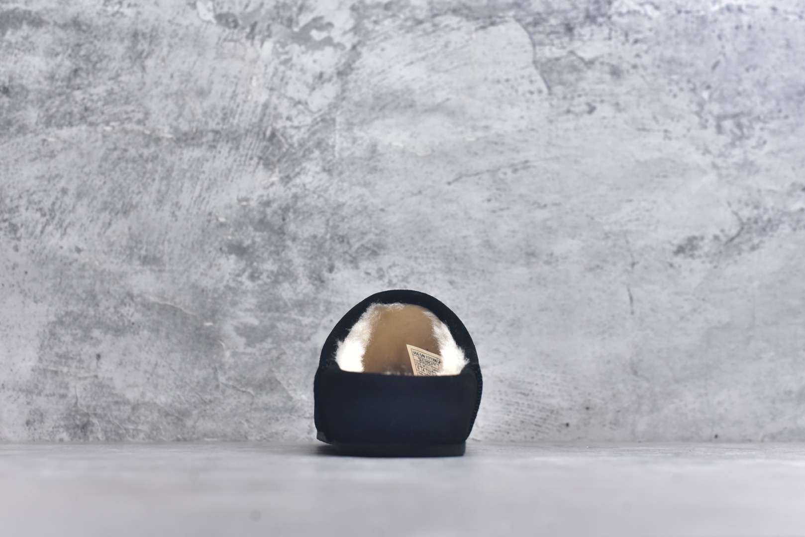 图片[5]-#X1 全网最齐 ugg 100个配色 市面顶级版本 25新款 UGG Elea Slip-On 轻薄一脚蹬 居家 办公室 空调房室内 易搭配超时髦大长腿福利款 广州外贸大厂生产 鞋头到鞋垫真羊皮毛一体 独立外盒包装 芯片 带防水工艺 区别市面任何版本 独立原版开发大底 羊绒鞋垫 冬季保暖外出 家居都是很适合的选择 近年uug推出款式系列 局部偏向年轻消费者喜好 也走到时尚潮流穿搭的前沿 鞋身材质 防泼水涂层翻毛皮鞋面 17毫米UGGPURE™植入式羊毛内底 轻便防滑舒适橡胶外底 带有品牌LOGO商标 带全套包装 尺码： 35 36 37 38 39 40-选品中心