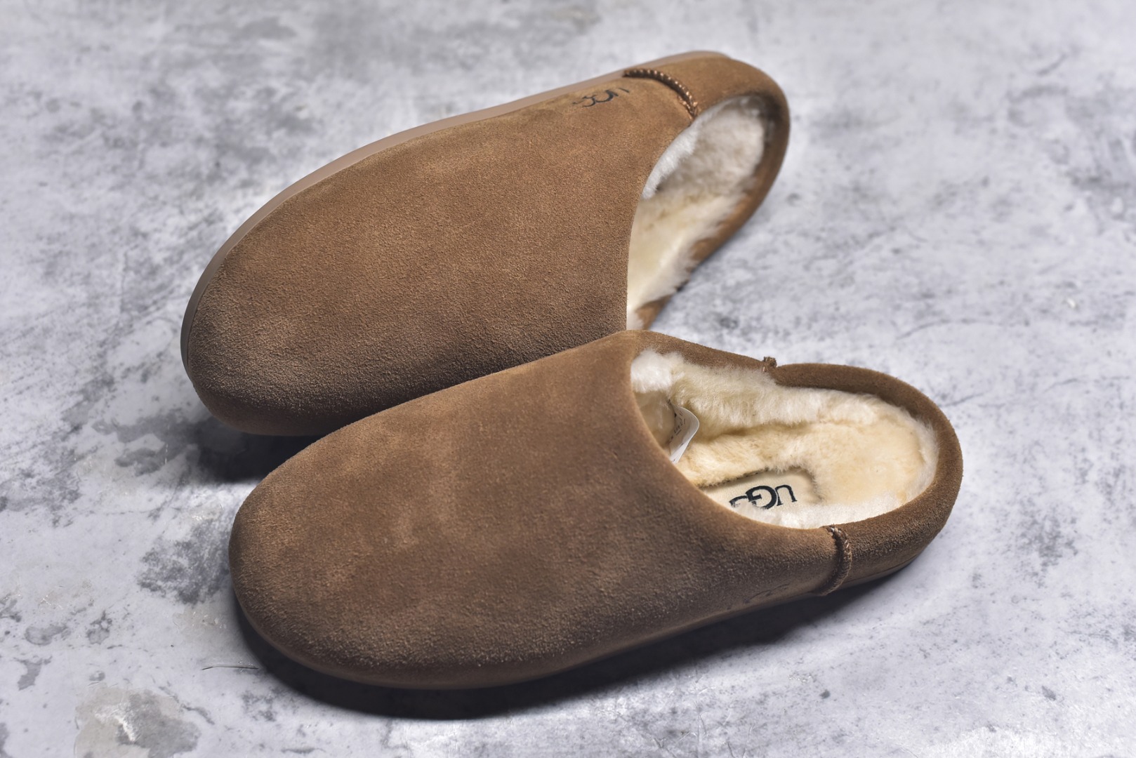 图片[7]-#X1 全网最齐 ugg 100个配色 市面顶级版本 25新款 UGG Elea Slip-On 轻薄一脚蹬 居家 办公室 空调房室内 易搭配超时髦大长腿福利款 广州外贸大厂生产 鞋头到鞋垫真羊皮毛一体 独立外盒包装 芯片 带防水工艺 区别市面任何版本 独立原版开发大底 羊绒鞋垫 冬季保暖外出 家居都是很适合的选择 近年uug推出款式系列 局部偏向年轻消费者喜好 也走到时尚潮流穿搭的前沿 鞋身材质 防泼水涂层翻毛皮鞋面 17毫米UGGPURE™植入式羊毛内底 轻便防滑舒适橡胶外底 带有品牌LOGO商标 带全套包装 尺码： 35 36 37 38 39 40-选品中心