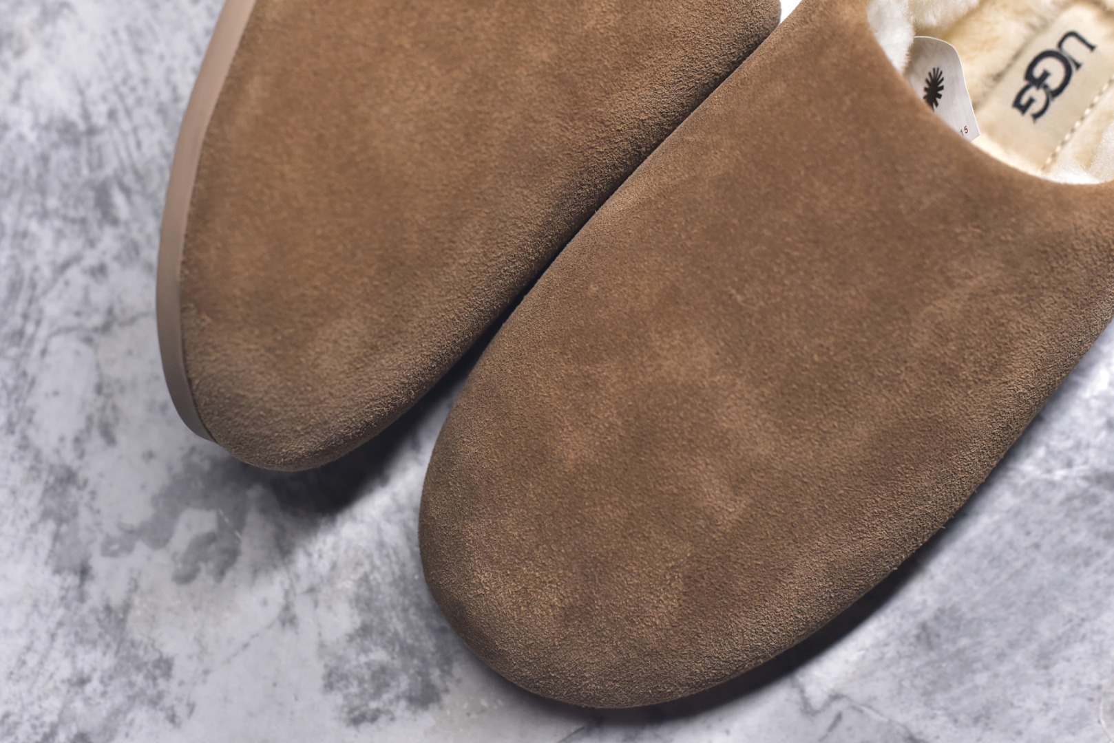 图片[8]-#X1 全网最齐 ugg 100个配色 市面顶级版本 25新款 UGG Elea Slip-On 轻薄一脚蹬 居家 办公室 空调房室内 易搭配超时髦大长腿福利款 广州外贸大厂生产 鞋头到鞋垫真羊皮毛一体 独立外盒包装 芯片 带防水工艺 区别市面任何版本 独立原版开发大底 羊绒鞋垫 冬季保暖外出 家居都是很适合的选择 近年uug推出款式系列 局部偏向年轻消费者喜好 也走到时尚潮流穿搭的前沿 鞋身材质 防泼水涂层翻毛皮鞋面 17毫米UGGPURE™植入式羊毛内底 轻便防滑舒适橡胶外底 带有品牌LOGO商标 带全套包装 尺码： 35 36 37 38 39 40-选品中心