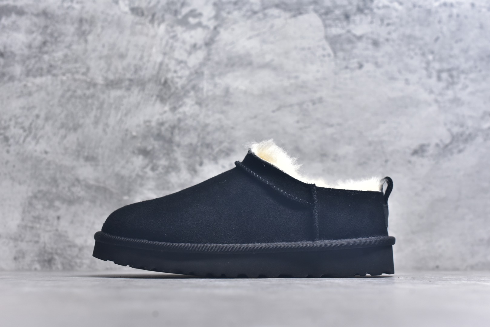 #X1 全网最齐 ugg 100个配色 市面顶级版本 25新款 UGG Classic Micro 经典超迷你 经典靴型搭载更低帮设计 居家外出易搭配 广州外贸大厂生产 鞋头到鞋垫真羊皮毛一体 独立外盒包装 芯片 带防水工艺 区别市面任何版本 独立原版开发大底 羊绒鞋垫 冬季保暖外出 家居都是很适合的选择 近年uug推出款式系列 局部偏向年轻消费者喜好 也走到时尚潮流穿搭的前沿 鞋身材质 防泼水涂层翻毛皮鞋面 17毫米UGGPURE™植入式羊毛内底 轻便防滑舒适橡胶外底 带有品牌LOGO商标 带全套包装 尺码： 35 36 37 38 39 40-选品中心