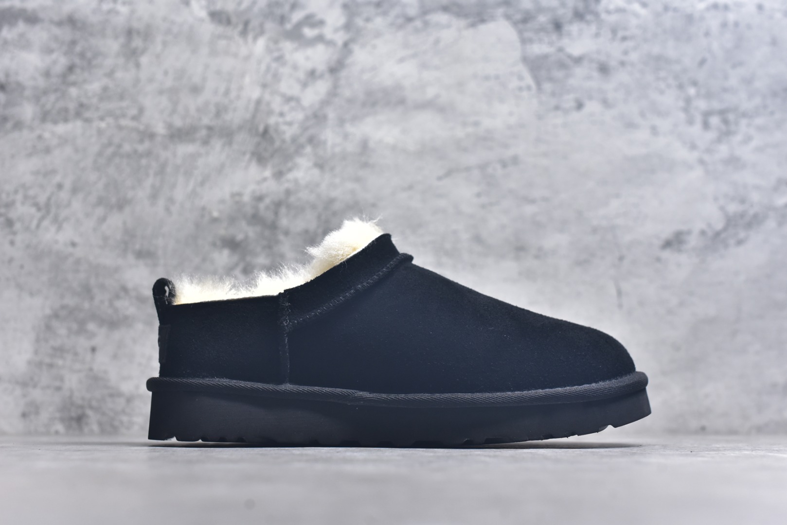 图片[3]-#X1 全网最齐 ugg 100个配色 市面顶级版本 25新款 UGG Classic Micro 经典超迷你 经典靴型搭载更低帮设计 居家外出易搭配 广州外贸大厂生产 鞋头到鞋垫真羊皮毛一体 独立外盒包装 芯片 带防水工艺 区别市面任何版本 独立原版开发大底 羊绒鞋垫 冬季保暖外出 家居都是很适合的选择 近年uug推出款式系列 局部偏向年轻消费者喜好 也走到时尚潮流穿搭的前沿 鞋身材质 防泼水涂层翻毛皮鞋面 17毫米UGGPURE™植入式羊毛内底 轻便防滑舒适橡胶外底 带有品牌LOGO商标 带全套包装 尺码： 35 36 37 38 39 40-选品中心