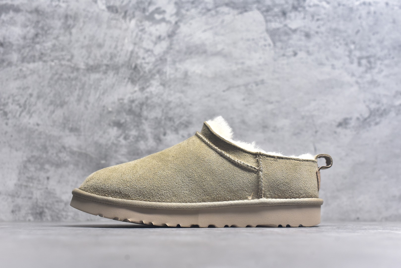 #X1 全网最齐 ugg 100个配色 市面顶级版本 25新款 UGG Classic Micro 经典超迷你 经典靴型搭载更低帮设计 居家外出易搭配 广州外贸大厂生产 鞋头到鞋垫真羊皮毛一体 独立外盒包装 芯片 带防水工艺 区别市面任何版本 独立原版开发大底 羊绒鞋垫 冬季保暖外出 家居都是很适合的选择 近年uug推出款式系列 局部偏向年轻消费者喜好 也走到时尚潮流穿搭的前沿 鞋身材质 防泼水涂层翻毛皮鞋面 17毫米UGGPURE™植入式羊毛内底 轻便防滑舒适橡胶外底 带有品牌LOGO商标 带全套包装 尺码： 35 36 37 38 39 40-选品中心