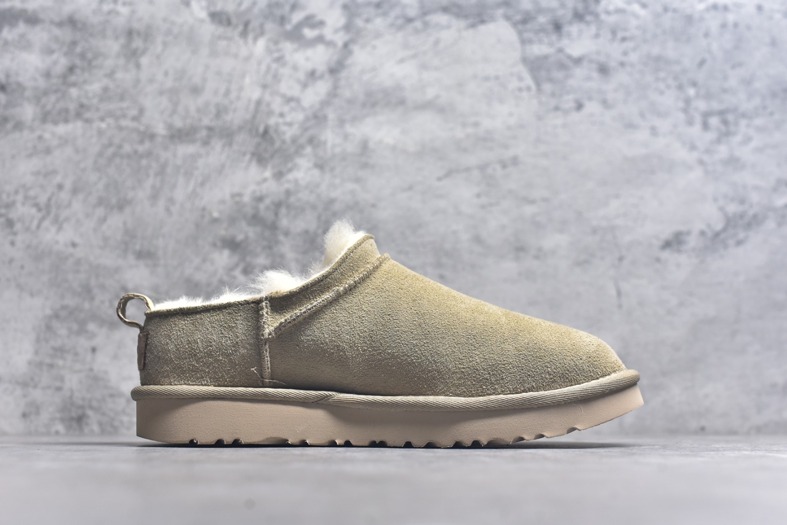 图片[3]-#X1 全网最齐 ugg 100个配色 市面顶级版本 25新款 UGG Classic Micro 经典超迷你 经典靴型搭载更低帮设计 居家外出易搭配 广州外贸大厂生产 鞋头到鞋垫真羊皮毛一体 独立外盒包装 芯片 带防水工艺 区别市面任何版本 独立原版开发大底 羊绒鞋垫 冬季保暖外出 家居都是很适合的选择 近年uug推出款式系列 局部偏向年轻消费者喜好 也走到时尚潮流穿搭的前沿 鞋身材质 防泼水涂层翻毛皮鞋面 17毫米UGGPURE™植入式羊毛内底 轻便防滑舒适橡胶外底 带有品牌LOGO商标 带全套包装 尺码： 35 36 37 38 39 40-选品中心