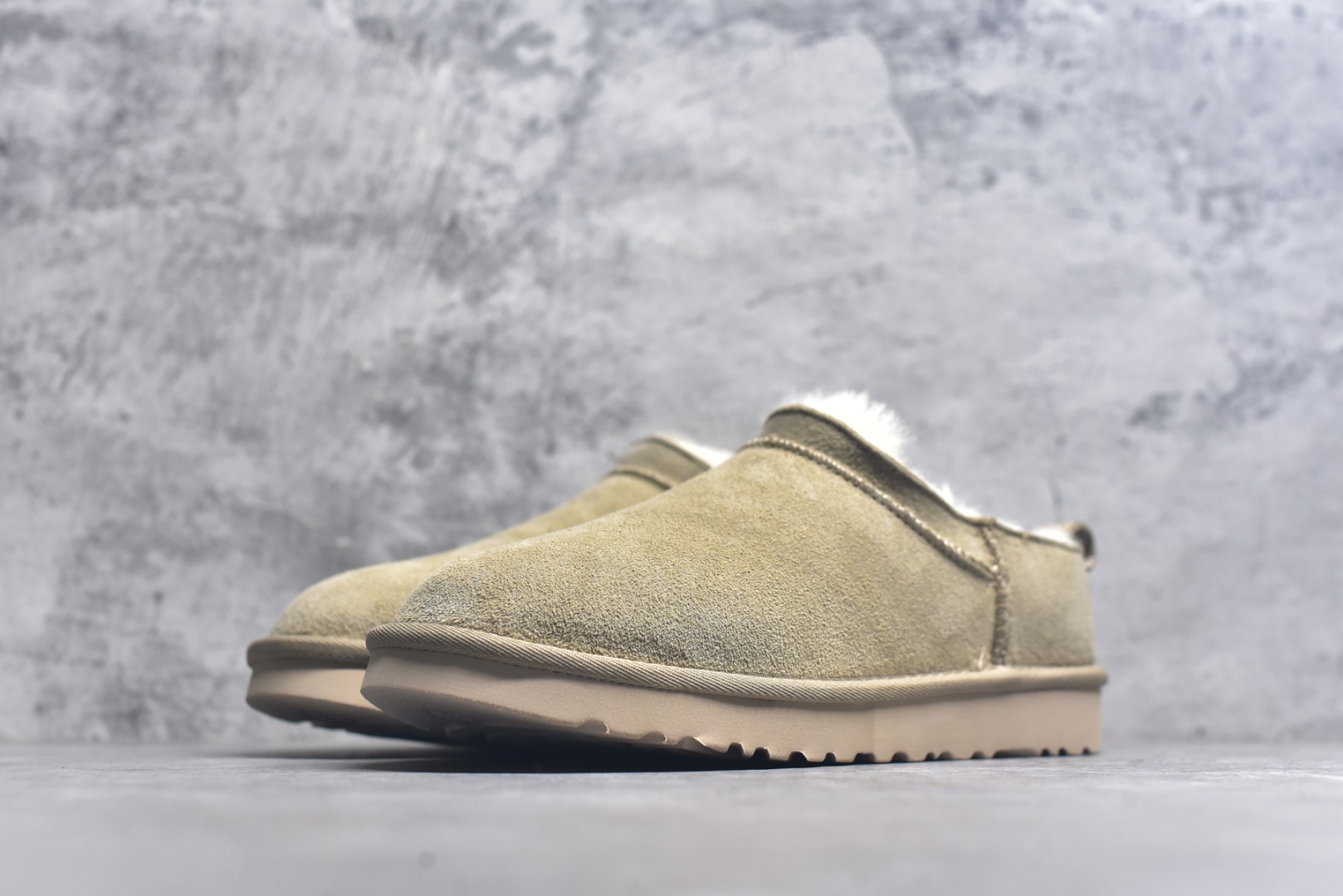 图片[2]-#X1 全网最齐 ugg 100个配色 市面顶级版本 25新款 UGG Classic Micro 经典超迷你 经典靴型搭载更低帮设计 居家外出易搭配 广州外贸大厂生产 鞋头到鞋垫真羊皮毛一体 独立外盒包装 芯片 带防水工艺 区别市面任何版本 独立原版开发大底 羊绒鞋垫 冬季保暖外出 家居都是很适合的选择 近年uug推出款式系列 局部偏向年轻消费者喜好 也走到时尚潮流穿搭的前沿 鞋身材质 防泼水涂层翻毛皮鞋面 17毫米UGGPURE™植入式羊毛内底 轻便防滑舒适橡胶外底 带有品牌LOGO商标 带全套包装 尺码： 35 36 37 38 39 40-选品中心