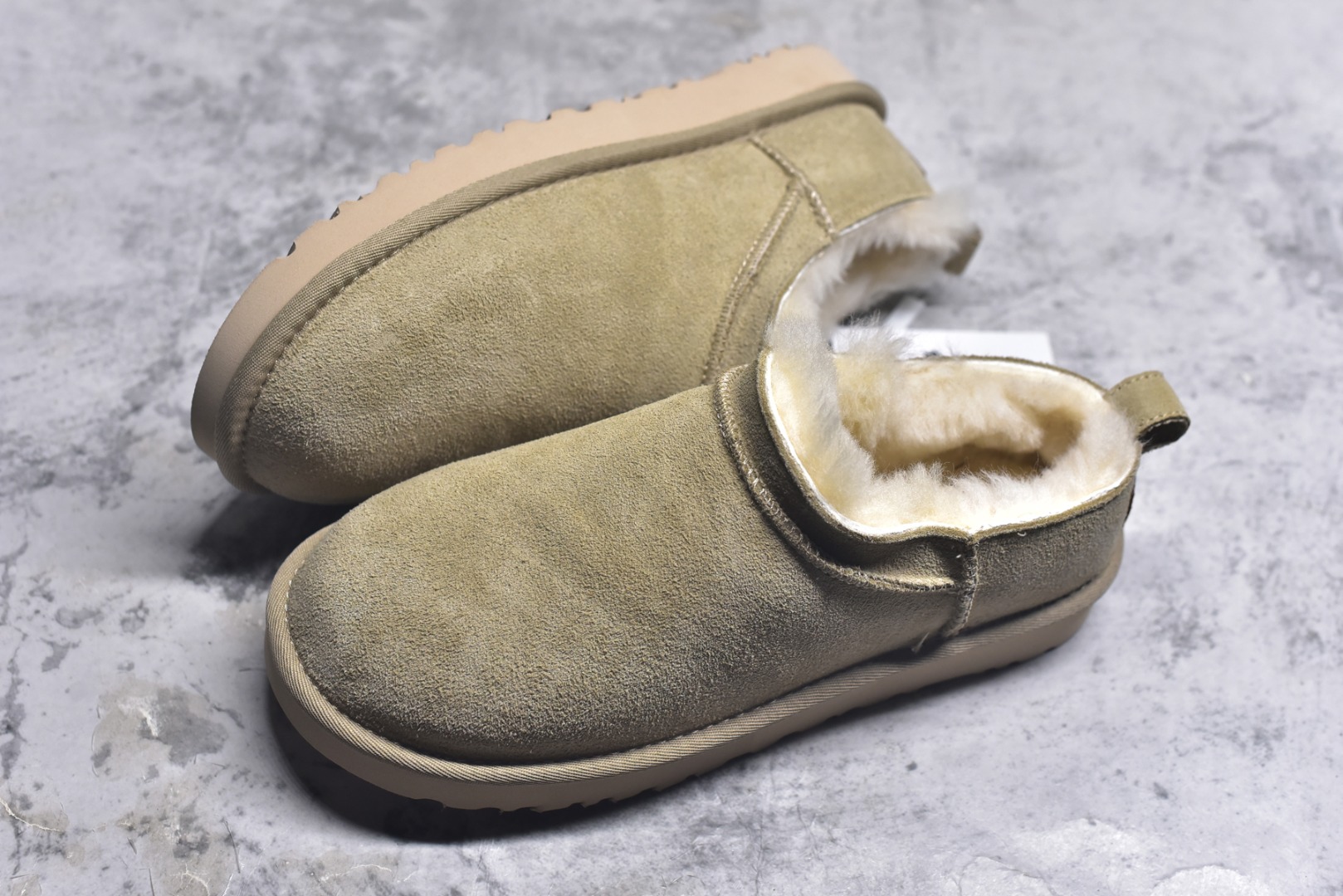图片[7]-#X1 全网最齐 ugg 100个配色 市面顶级版本 25新款 UGG Classic Micro 经典超迷你 经典靴型搭载更低帮设计 居家外出易搭配 广州外贸大厂生产 鞋头到鞋垫真羊皮毛一体 独立外盒包装 芯片 带防水工艺 区别市面任何版本 独立原版开发大底 羊绒鞋垫 冬季保暖外出 家居都是很适合的选择 近年uug推出款式系列 局部偏向年轻消费者喜好 也走到时尚潮流穿搭的前沿 鞋身材质 防泼水涂层翻毛皮鞋面 17毫米UGGPURE™植入式羊毛内底 轻便防滑舒适橡胶外底 带有品牌LOGO商标 带全套包装 尺码： 35 36 37 38 39 40-选品中心