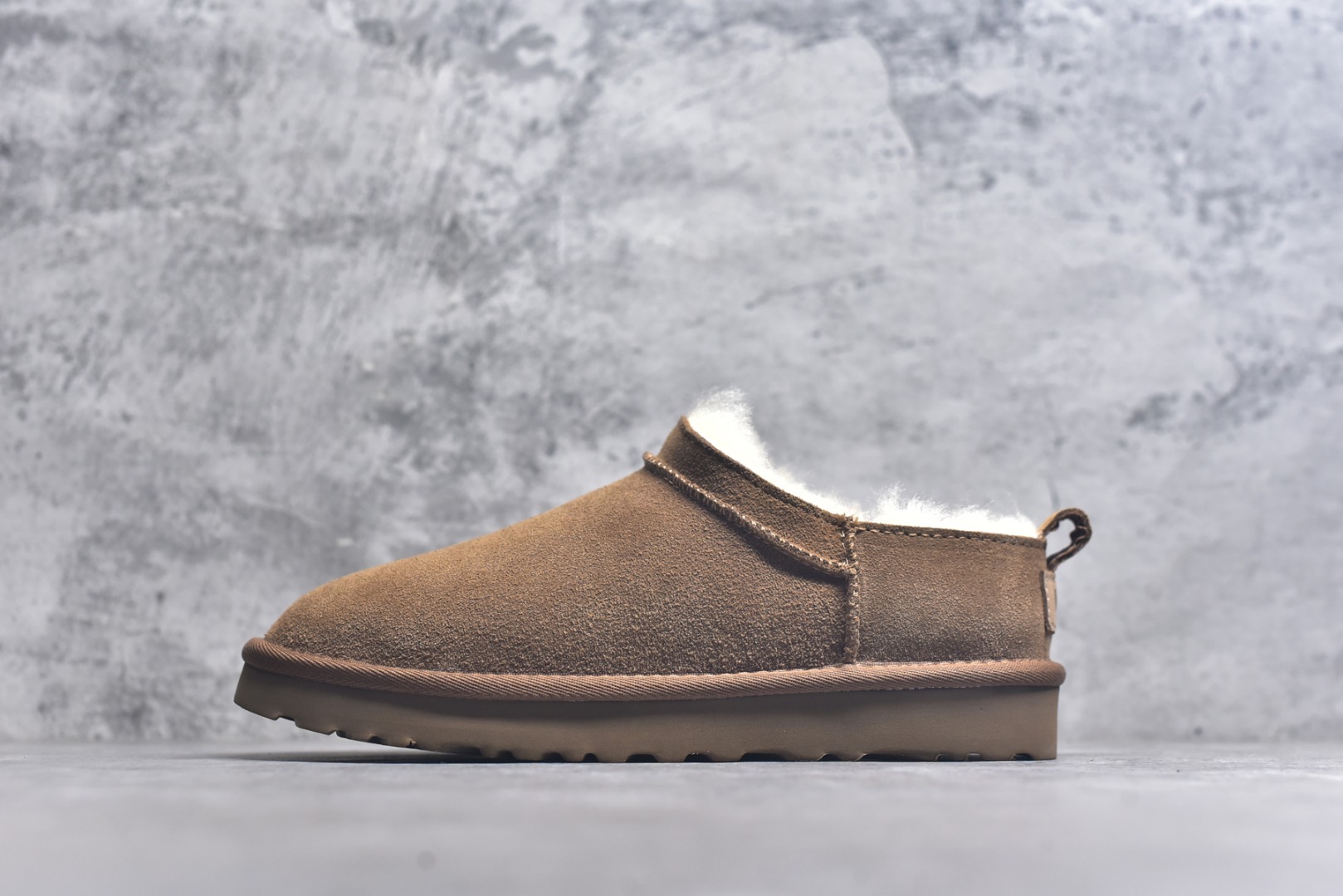 #X1 全网最齐 ugg 100个配色 市面顶级版本 25新款 UGG Classic Micro 经典超迷你 经典靴型搭载更低帮设计 居家外出易搭配 广州外贸大厂生产 鞋头到鞋垫真羊皮毛一体 独立外盒包装 芯片 带防水工艺 区别市面任何版本 独立原版开发大底 羊绒鞋垫 冬季保暖外出 家居都是很适合的选择 近年uug推出款式系列 局部偏向年轻消费者喜好 也走到时尚潮流穿搭的前沿 鞋身材质 防泼水涂层翻毛皮鞋面 17毫米UGGPURE™植入式羊毛内底 轻便防滑舒适橡胶外底 带有品牌LOGO商标 带全套包装 尺码： 35 36 37 38 39 40-选品中心