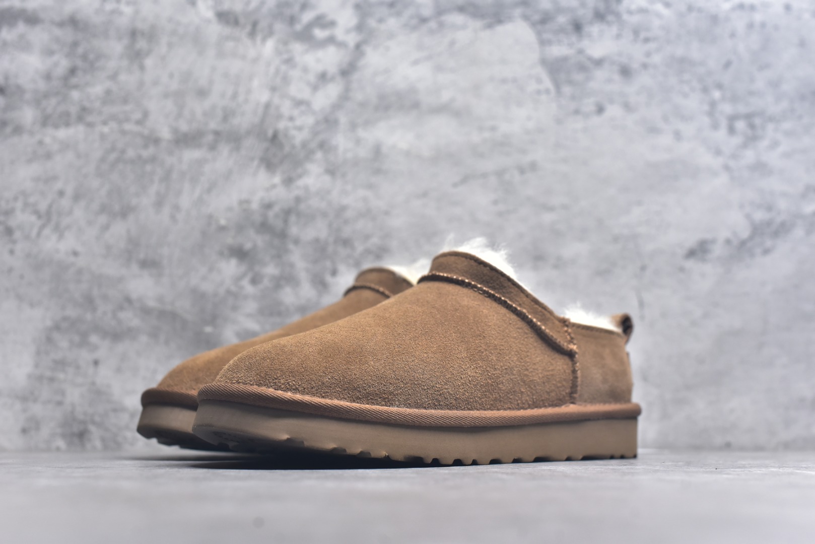 图片[2]-#X1 全网最齐 ugg 100个配色 市面顶级版本 25新款 UGG Classic Micro 经典超迷你 经典靴型搭载更低帮设计 居家外出易搭配 广州外贸大厂生产 鞋头到鞋垫真羊皮毛一体 独立外盒包装 芯片 带防水工艺 区别市面任何版本 独立原版开发大底 羊绒鞋垫 冬季保暖外出 家居都是很适合的选择 近年uug推出款式系列 局部偏向年轻消费者喜好 也走到时尚潮流穿搭的前沿 鞋身材质 防泼水涂层翻毛皮鞋面 17毫米UGGPURE™植入式羊毛内底 轻便防滑舒适橡胶外底 带有品牌LOGO商标 带全套包装 尺码： 35 36 37 38 39 40-选品中心