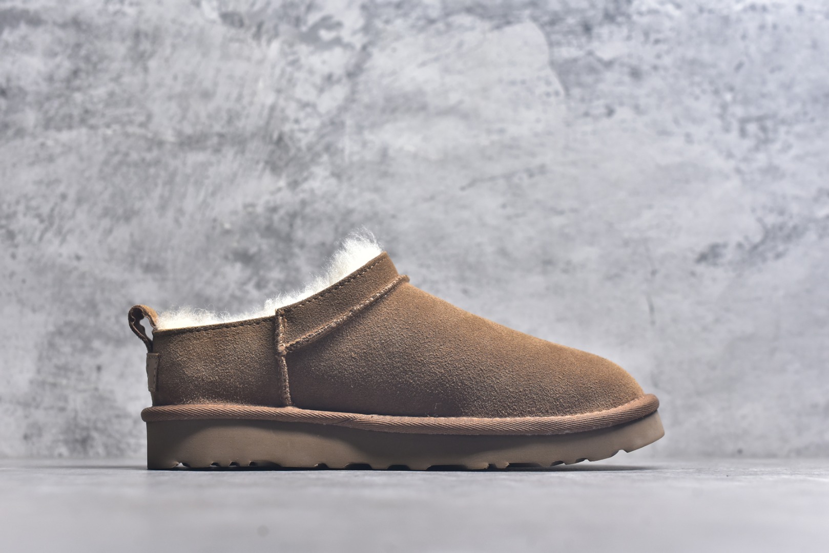 图片[3]-#X1 全网最齐 ugg 100个配色 市面顶级版本 25新款 UGG Classic Micro 经典超迷你 经典靴型搭载更低帮设计 居家外出易搭配 广州外贸大厂生产 鞋头到鞋垫真羊皮毛一体 独立外盒包装 芯片 带防水工艺 区别市面任何版本 独立原版开发大底 羊绒鞋垫 冬季保暖外出 家居都是很适合的选择 近年uug推出款式系列 局部偏向年轻消费者喜好 也走到时尚潮流穿搭的前沿 鞋身材质 防泼水涂层翻毛皮鞋面 17毫米UGGPURE™植入式羊毛内底 轻便防滑舒适橡胶外底 带有品牌LOGO商标 带全套包装 尺码： 35 36 37 38 39 40-选品中心