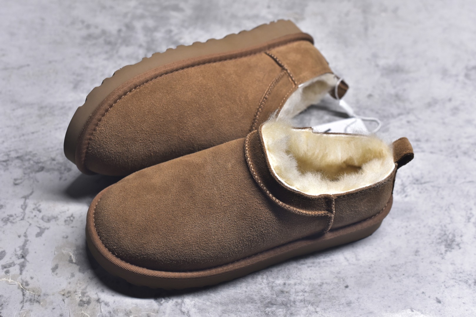 图片[7]-#X1 全网最齐 ugg 100个配色 市面顶级版本 25新款 UGG Classic Micro 经典超迷你 经典靴型搭载更低帮设计 居家外出易搭配 广州外贸大厂生产 鞋头到鞋垫真羊皮毛一体 独立外盒包装 芯片 带防水工艺 区别市面任何版本 独立原版开发大底 羊绒鞋垫 冬季保暖外出 家居都是很适合的选择 近年uug推出款式系列 局部偏向年轻消费者喜好 也走到时尚潮流穿搭的前沿 鞋身材质 防泼水涂层翻毛皮鞋面 17毫米UGGPURE™植入式羊毛内底 轻便防滑舒适橡胶外底 带有品牌LOGO商标 带全套包装 尺码： 35 36 37 38 39 40-选品中心