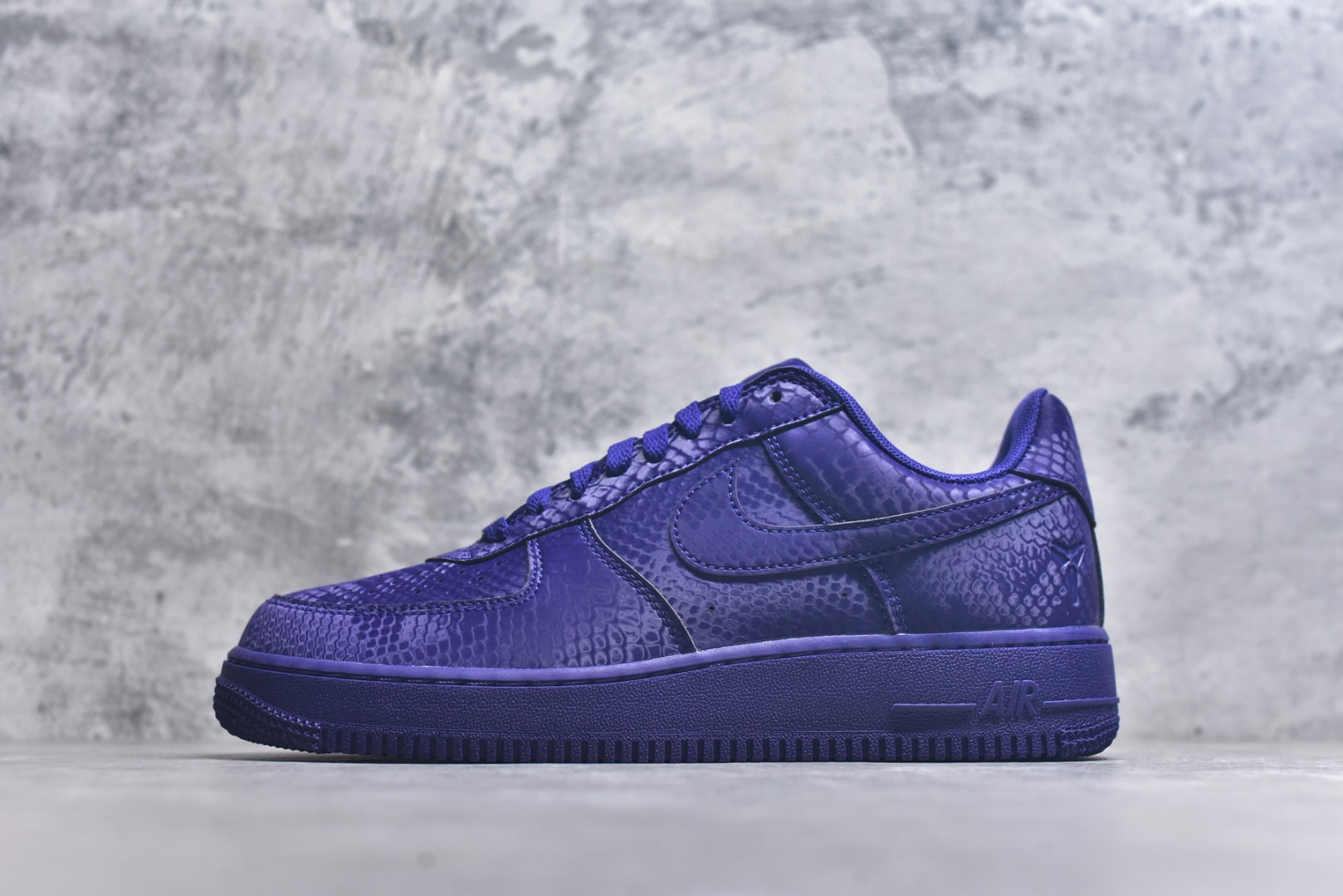#NK Air Force 1 Low Kobe 空军一号时尚舒适防滑耐磨低帮板鞋 科比紫色 IB0018-500 实拍调校N版已经零色差零失真 百分百还原实物色彩所见即所得 不存在货不对板色差等低级问题 选购参考实物拍摄 不混卖不参货 只用心做好货严格选品 承诺混一赔十 尺码：36 36.5 37.5 38 38.5 39 40 40.5 41 42 42.5 43 44 44.5 45-选品中心