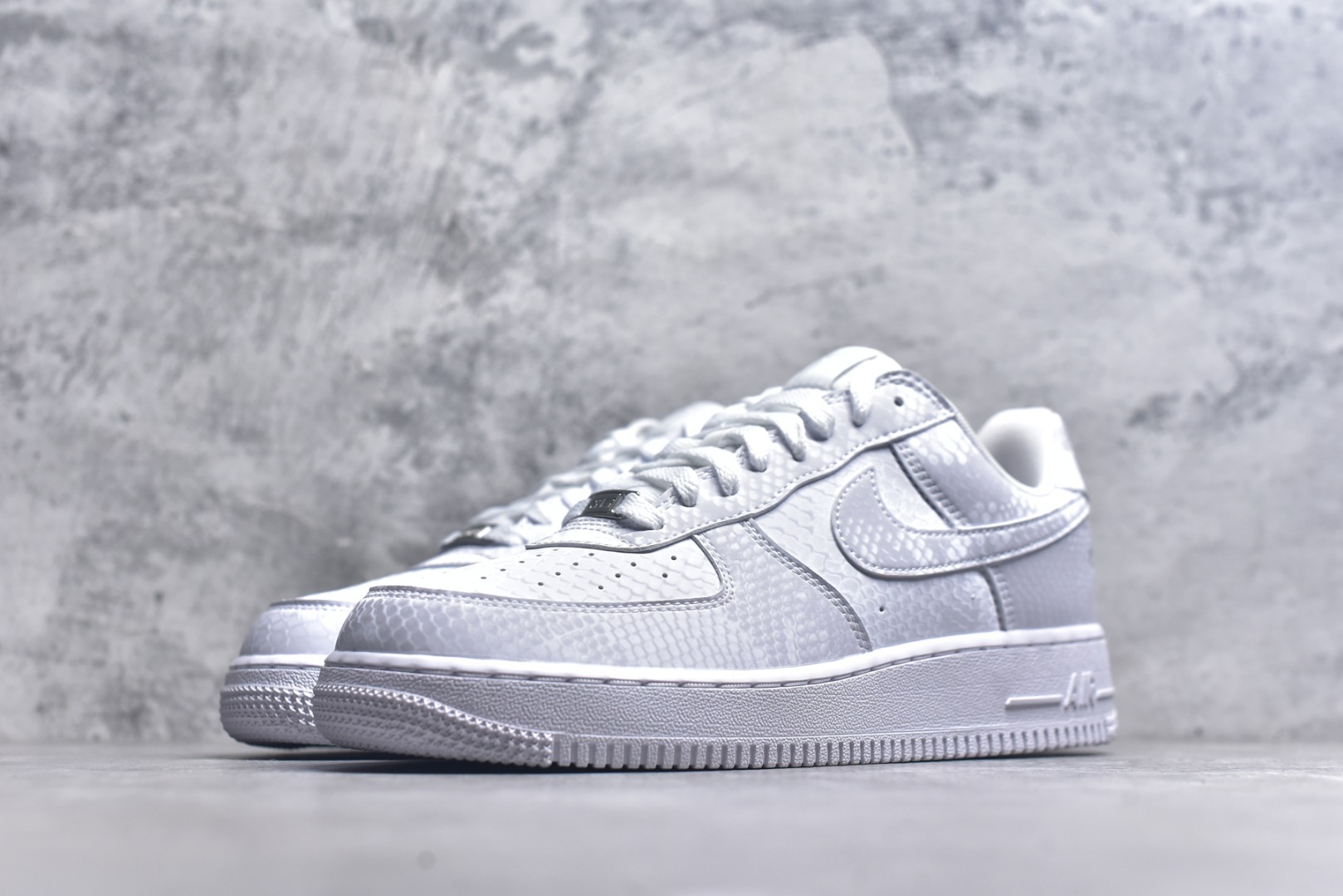 图片[2]-#NK Air Force 1 Low Kobe Forever White 空军一号时尚舒适防滑耐磨低帮板鞋 科比白色 IB0018-100 实拍调校N版已经零色差零失真 百分百还原实物色彩所见即所得 不存在货不对板色差等低级问题 选购参考实物拍摄 不混卖不参货 只用心做好货严格选品 承诺混一赔十 尺码：36 36.5 37.5 38 38.5 39 40 40.5 41 42 42.5 43 44 44.5 45-选品中心