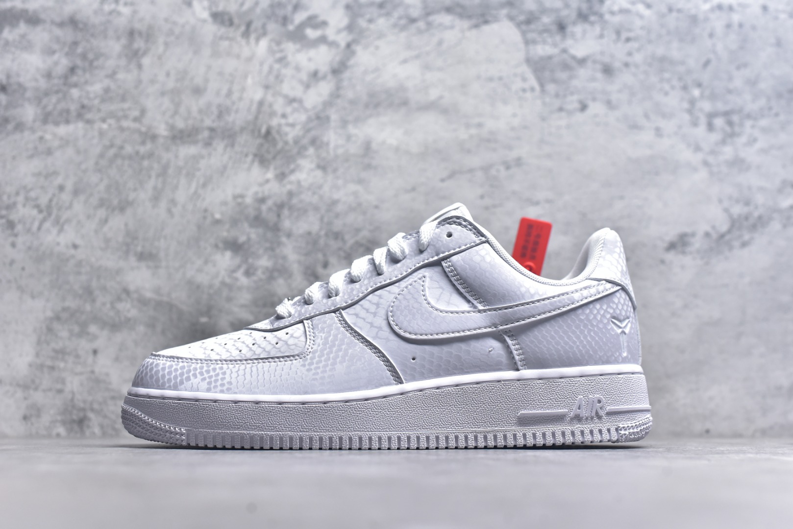 #NK Air Force 1 Low Kobe Forever White 空军一号时尚舒适防滑耐磨低帮板鞋 科比白色 IB0018-100 实拍调校N版已经零色差零失真 百分百还原实物色彩所见即所得 不存在货不对板色差等低级问题 选购参考实物拍摄 不混卖不参货 只用心做好货严格选品 承诺混一赔十 尺码：36 36.5 37.5 38 38.5 39 40 40.5 41 42 42.5 43 44 44.5 45-选品中心