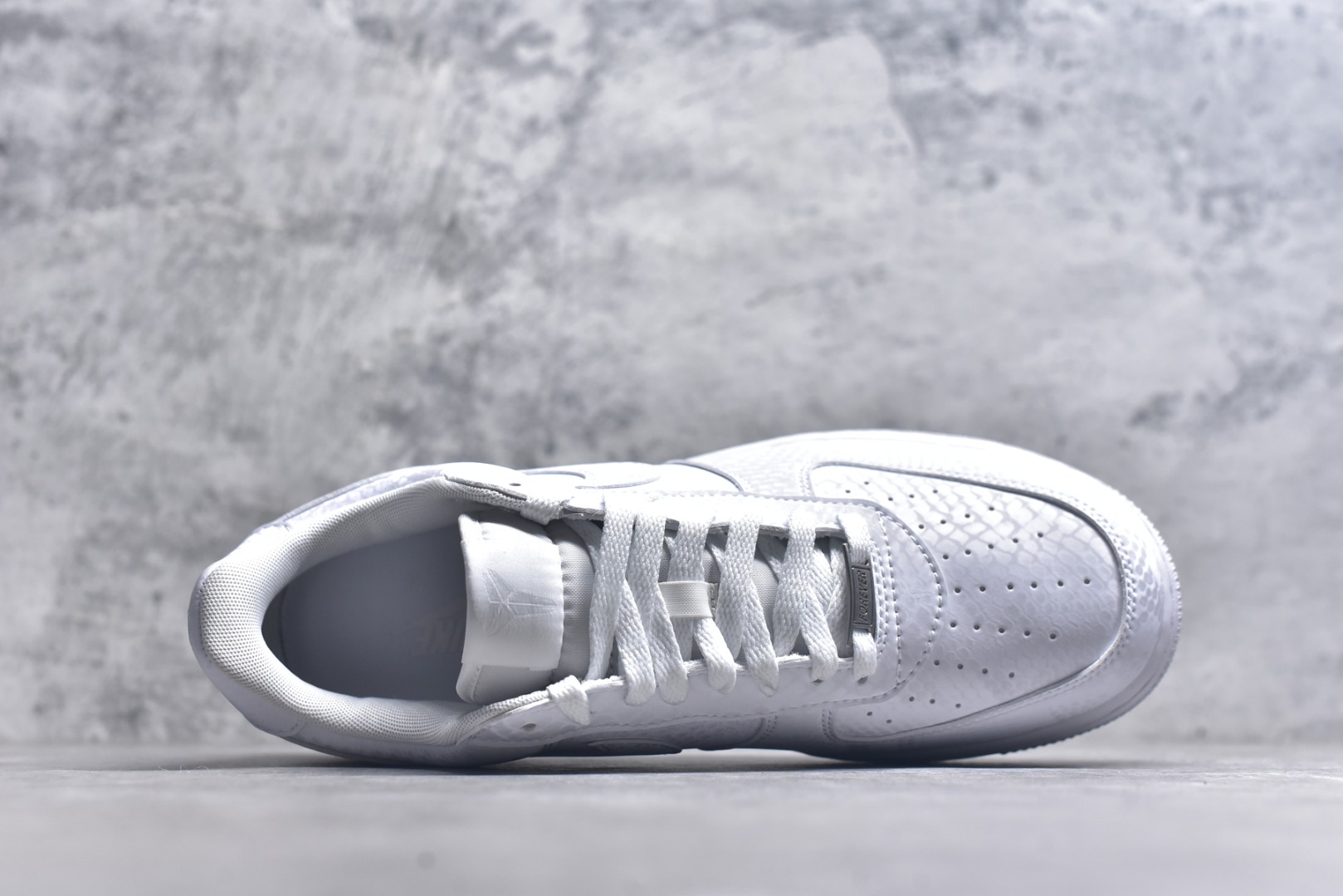 图片[4]-#NK Air Force 1 Low Kobe Forever White 空军一号时尚舒适防滑耐磨低帮板鞋 科比白色 IB0018-100 实拍调校N版已经零色差零失真 百分百还原实物色彩所见即所得 不存在货不对板色差等低级问题 选购参考实物拍摄 不混卖不参货 只用心做好货严格选品 承诺混一赔十 尺码：36 36.5 37.5 38 38.5 39 40 40.5 41 42 42.5 43 44 44.5 45-选品中心