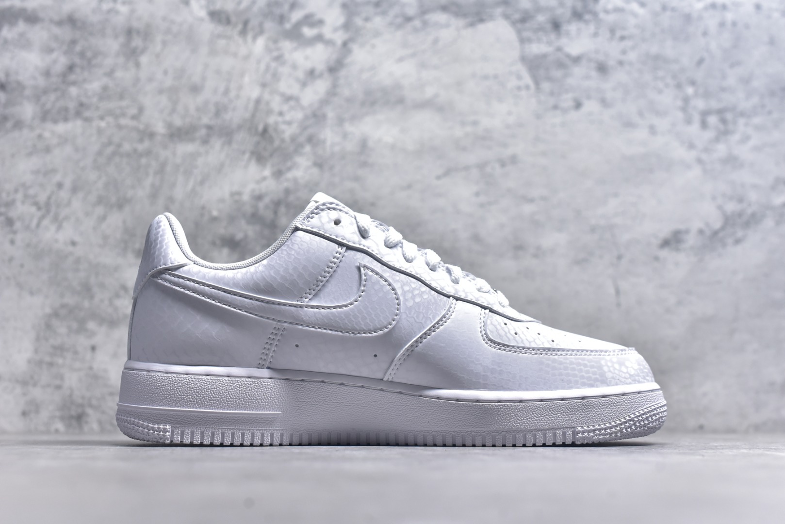 图片[3]-#NK Air Force 1 Low Kobe Forever White 空军一号时尚舒适防滑耐磨低帮板鞋 科比白色 IB0018-100 实拍调校N版已经零色差零失真 百分百还原实物色彩所见即所得 不存在货不对板色差等低级问题 选购参考实物拍摄 不混卖不参货 只用心做好货严格选品 承诺混一赔十 尺码：36 36.5 37.5 38 38.5 39 40 40.5 41 42 42.5 43 44 44.5 45-选品中心