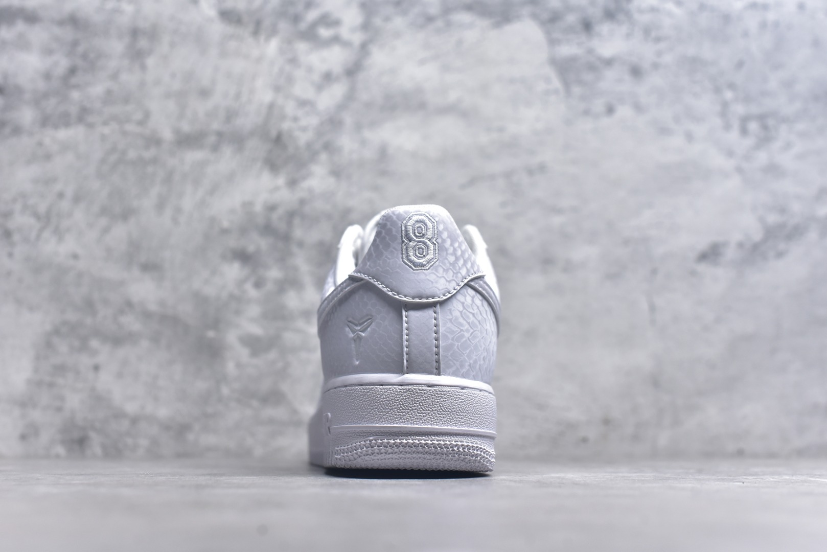 图片[5]-#NK Air Force 1 Low Kobe Forever White 空军一号时尚舒适防滑耐磨低帮板鞋 科比白色 IB0018-100 实拍调校N版已经零色差零失真 百分百还原实物色彩所见即所得 不存在货不对板色差等低级问题 选购参考实物拍摄 不混卖不参货 只用心做好货严格选品 承诺混一赔十 尺码：36 36.5 37.5 38 38.5 39 40 40.5 41 42 42.5 43 44 44.5 45-选品中心