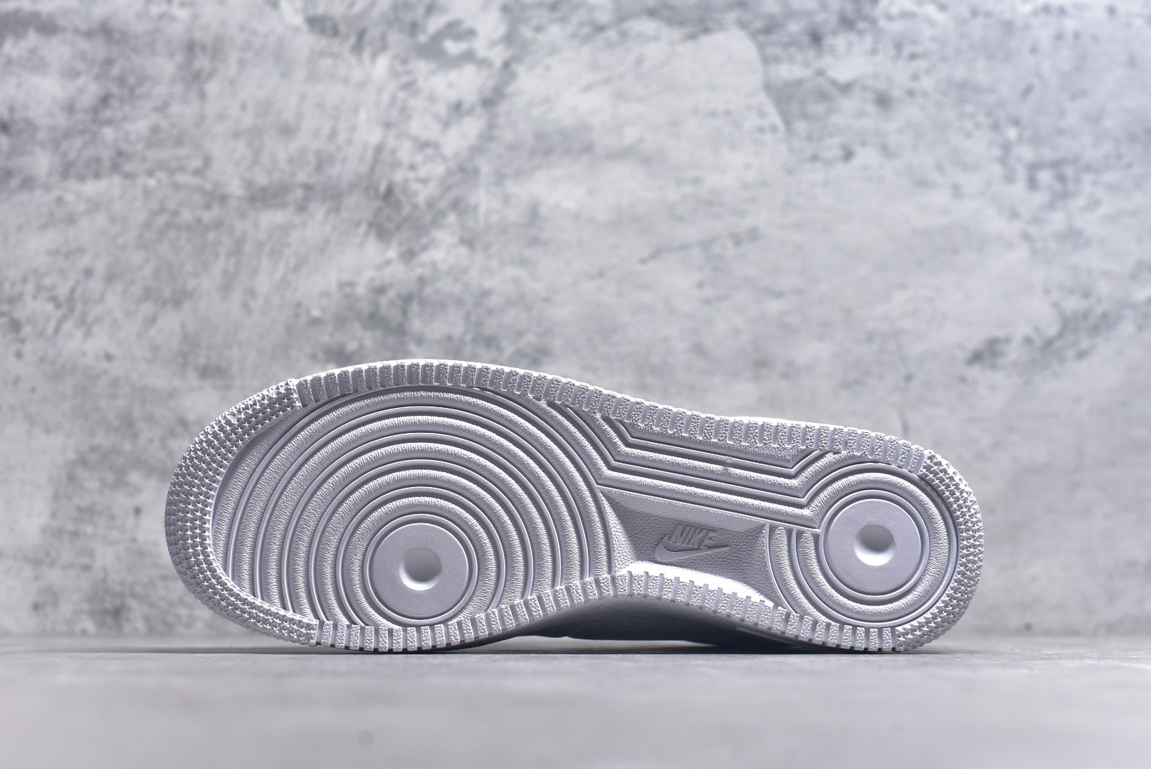 图片[6]-#NK Air Force 1 Low Kobe Forever White 空军一号时尚舒适防滑耐磨低帮板鞋 科比白色 IB0018-100 实拍调校N版已经零色差零失真 百分百还原实物色彩所见即所得 不存在货不对板色差等低级问题 选购参考实物拍摄 不混卖不参货 只用心做好货严格选品 承诺混一赔十 尺码：36 36.5 37.5 38 38.5 39 40 40.5 41 42 42.5 43 44 44.5 45-选品中心