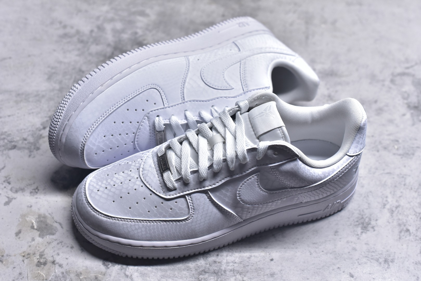 图片[7]-#NK Air Force 1 Low Kobe Forever White 空军一号时尚舒适防滑耐磨低帮板鞋 科比白色 IB0018-100 实拍调校N版已经零色差零失真 百分百还原实物色彩所见即所得 不存在货不对板色差等低级问题 选购参考实物拍摄 不混卖不参货 只用心做好货严格选品 承诺混一赔十 尺码：36 36.5 37.5 38 38.5 39 40 40.5 41 42 42.5 43 44 44.5 45-选品中心