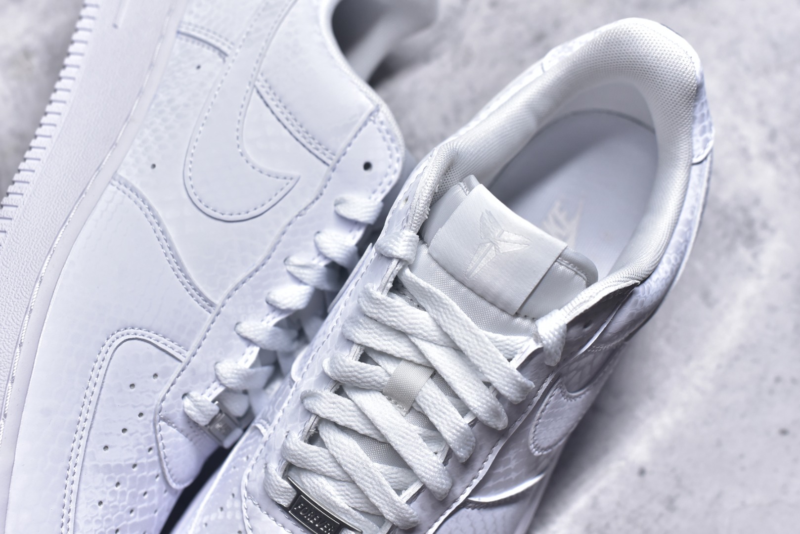 图片[9]-#NK Air Force 1 Low Kobe Forever White 空军一号时尚舒适防滑耐磨低帮板鞋 科比白色 IB0018-100 实拍调校N版已经零色差零失真 百分百还原实物色彩所见即所得 不存在货不对板色差等低级问题 选购参考实物拍摄 不混卖不参货 只用心做好货严格选品 承诺混一赔十 尺码：36 36.5 37.5 38 38.5 39 40 40.5 41 42 42.5 43 44 44.5 45-选品中心