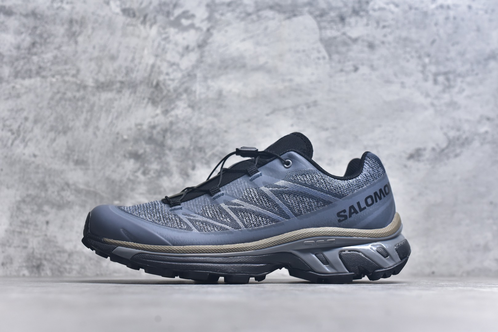 #Salomon XT-6 萨洛蒙复古潮流户外机能登山跑鞋 478739 纯原外贸平台特供订单 耗时半年巨作 全套原纸板楦头开发 原厂特供网布配套加持 确保原汁原味 完美呈现版型 原档数据独家私模五层组合大底 男女鞋同步官方开发至46.5 原装Ortholite轻量化鞋垫 中底布带钢印编号 原厂TPU锁扣 进口港宝加持 后跟自然饱满 还原公司包裹性 鞋面以“锯齿”状的包裹系统呈现 在基色底之下加入了各种色点缀 将公司的最新技术和时尚前卫的造型融入耐用的长跑款式中 鞋面由 TPU 薄膜制成 并焊接在高耐磨网眼上 使其既时尚又坚固 由 ACS底盘支撑 可增强稳定性和支撑力 以及由橡胶凸耳 Contragrip外底覆盖的 EVA 缓冲中底 旨在应对崎岖的地形 鞋舌上的彩色Salomon 标签、Quicklace 系统以及鞋头、鞋舌和鞋跟上的附加品牌使细节更加完美 让穿着者可以轻松驾驭户外与通勤下的任何运动生活场景 无缝鞋身户外随意纵横 颜值与脚感兼备 出街通勤 绝对非常吸睛 你值得拥有 尺码：36-46.5-选品中心