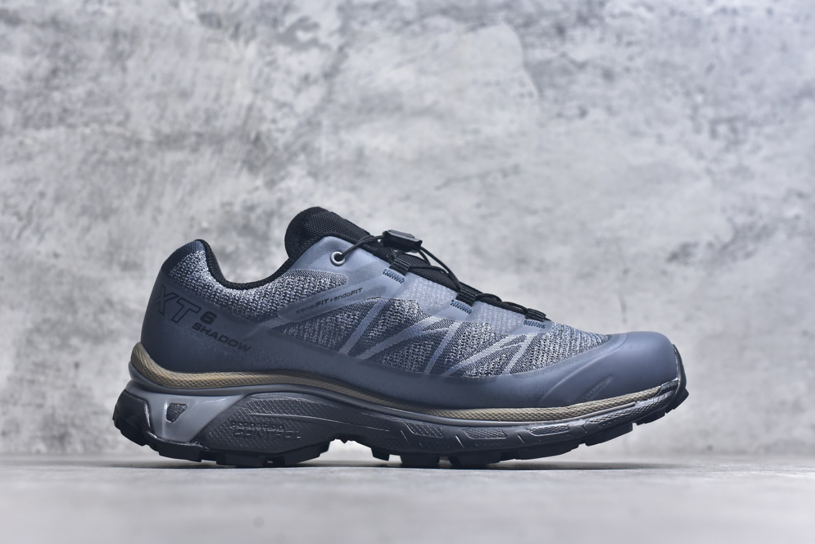 图片[3]-#Salomon XT-6 萨洛蒙复古潮流户外机能登山跑鞋 478739 纯原外贸平台特供订单 耗时半年巨作 全套原纸板楦头开发 原厂特供网布配套加持 确保原汁原味 完美呈现版型 原档数据独家私模五层组合大底 男女鞋同步官方开发至46.5 原装Ortholite轻量化鞋垫 中底布带钢印编号 原厂TPU锁扣 进口港宝加持 后跟自然饱满 还原公司包裹性 鞋面以“锯齿”状的包裹系统呈现 在基色底之下加入了各种色点缀 将公司的最新技术和时尚前卫的造型融入耐用的长跑款式中 鞋面由 TPU 薄膜制成 并焊接在高耐磨网眼上 使其既时尚又坚固 由 ACS底盘支撑 可增强稳定性和支撑力 以及由橡胶凸耳 Contragrip外底覆盖的 EVA 缓冲中底 旨在应对崎岖的地形 鞋舌上的彩色Salomon 标签、Quicklace 系统以及鞋头、鞋舌和鞋跟上的附加品牌使细节更加完美 让穿着者可以轻松驾驭户外与通勤下的任何运动生活场景 无缝鞋身户外随意纵横 颜值与脚感兼备 出街通勤 绝对非常吸睛 你值得拥有 尺码：36-46.5-选品中心