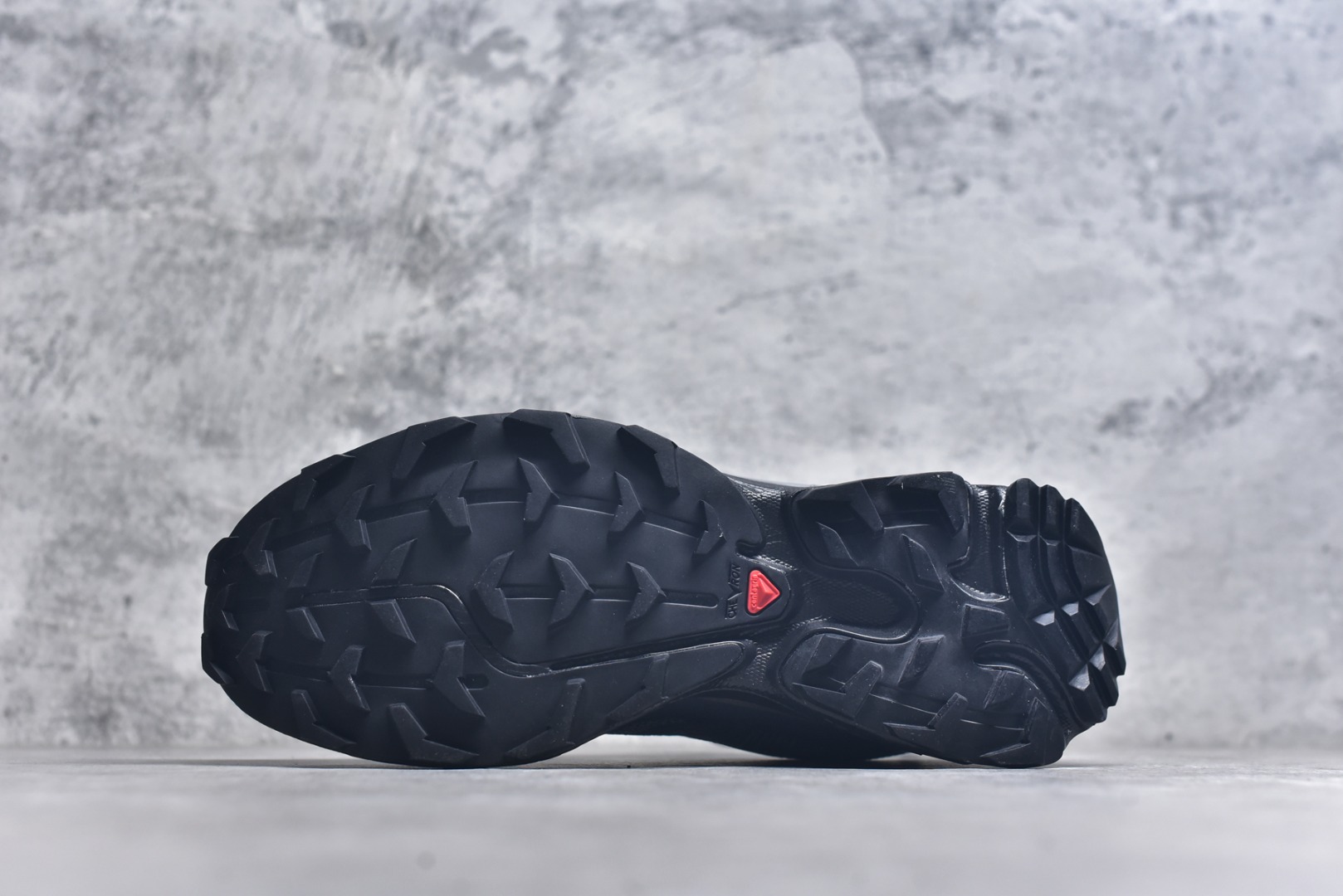 图片[6]-#Salomon XT-6 萨洛蒙复古潮流户外机能登山跑鞋 478739 纯原外贸平台特供订单 耗时半年巨作 全套原纸板楦头开发 原厂特供网布配套加持 确保原汁原味 完美呈现版型 原档数据独家私模五层组合大底 男女鞋同步官方开发至46.5 原装Ortholite轻量化鞋垫 中底布带钢印编号 原厂TPU锁扣 进口港宝加持 后跟自然饱满 还原公司包裹性 鞋面以“锯齿”状的包裹系统呈现 在基色底之下加入了各种色点缀 将公司的最新技术和时尚前卫的造型融入耐用的长跑款式中 鞋面由 TPU 薄膜制成 并焊接在高耐磨网眼上 使其既时尚又坚固 由 ACS底盘支撑 可增强稳定性和支撑力 以及由橡胶凸耳 Contragrip外底覆盖的 EVA 缓冲中底 旨在应对崎岖的地形 鞋舌上的彩色Salomon 标签、Quicklace 系统以及鞋头、鞋舌和鞋跟上的附加品牌使细节更加完美 让穿着者可以轻松驾驭户外与通勤下的任何运动生活场景 无缝鞋身户外随意纵横 颜值与脚感兼备 出街通勤 绝对非常吸睛 你值得拥有 尺码：36-46.5-选品中心