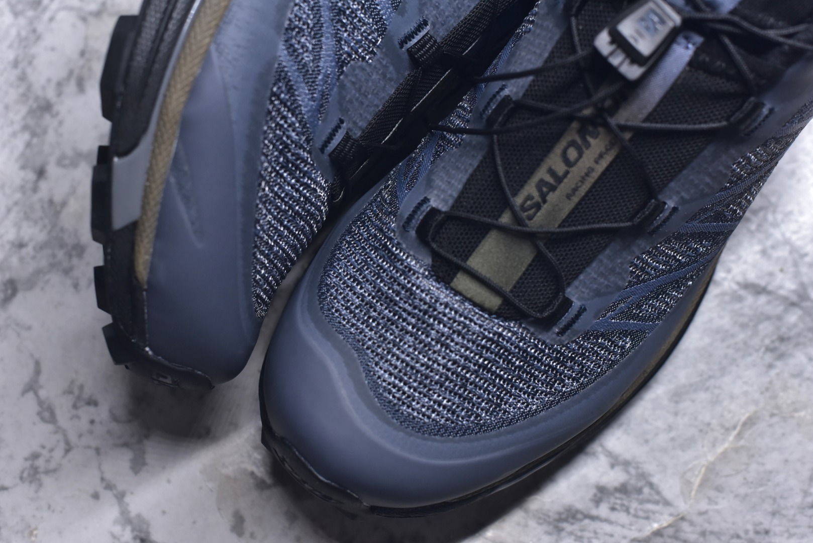 图片[8]-#Salomon XT-6 萨洛蒙复古潮流户外机能登山跑鞋 478739 纯原外贸平台特供订单 耗时半年巨作 全套原纸板楦头开发 原厂特供网布配套加持 确保原汁原味 完美呈现版型 原档数据独家私模五层组合大底 男女鞋同步官方开发至46.5 原装Ortholite轻量化鞋垫 中底布带钢印编号 原厂TPU锁扣 进口港宝加持 后跟自然饱满 还原公司包裹性 鞋面以“锯齿”状的包裹系统呈现 在基色底之下加入了各种色点缀 将公司的最新技术和时尚前卫的造型融入耐用的长跑款式中 鞋面由 TPU 薄膜制成 并焊接在高耐磨网眼上 使其既时尚又坚固 由 ACS底盘支撑 可增强稳定性和支撑力 以及由橡胶凸耳 Contragrip外底覆盖的 EVA 缓冲中底 旨在应对崎岖的地形 鞋舌上的彩色Salomon 标签、Quicklace 系统以及鞋头、鞋舌和鞋跟上的附加品牌使细节更加完美 让穿着者可以轻松驾驭户外与通勤下的任何运动生活场景 无缝鞋身户外随意纵横 颜值与脚感兼备 出街通勤 绝对非常吸睛 你值得拥有 尺码：36-46.5-选品中心