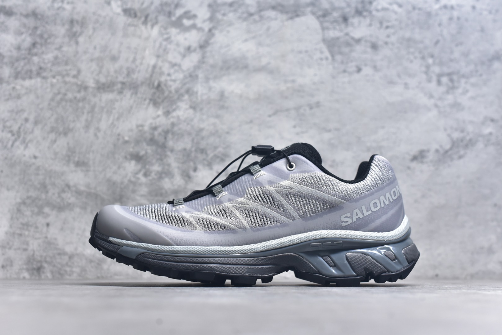 #Salomon XT-6 萨洛蒙复古潮流户外机能登山跑鞋 478738 纯原外贸平台特供订单 耗时半年巨作 全套原纸板楦头开发 原厂特供网布配套加持 确保原汁原味 完美呈现版型 原档数据独家私模五层组合大底 男女鞋同步官方开发至46.5 原装Ortholite轻量化鞋垫 中底布带钢印编号 原厂TPU锁扣 进口港宝加持 后跟自然饱满 还原公司包裹性 鞋面以“锯齿”状的包裹系统呈现 在基色底之下加入了各种色点缀 将公司的最新技术和时尚前卫的造型融入耐用的长跑款式中 鞋面由 TPU 薄膜制成 并焊接在高耐磨网眼上 使其既时尚又坚固 由 ACS底盘支撑 可增强稳定性和支撑力 以及由橡胶凸耳 Contragrip外底覆盖的 EVA 缓冲中底 旨在应对崎岖的地形 鞋舌上的彩色Salomon 标签、Quicklace 系统以及鞋头、鞋舌和鞋跟上的附加品牌使细节更加完美 让穿着者可以轻松驾驭户外与通勤下的任何运动生活场景 无缝鞋身户外随意纵横 颜值与脚感兼备 出街通勤 绝对非常吸睛 你值得拥有 尺码：36-46.5-选品中心