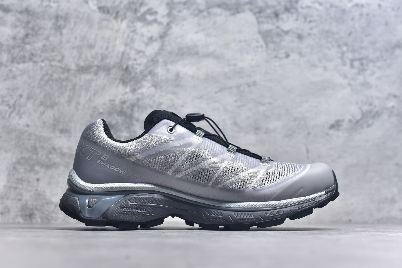 图片[3]-#Salomon XT-6 萨洛蒙复古潮流户外机能登山跑鞋 478738 纯原外贸平台特供订单 耗时半年巨作 全套原纸板楦头开发 原厂特供网布配套加持 确保原汁原味 完美呈现版型 原档数据独家私模五层组合大底 男女鞋同步官方开发至46.5 原装Ortholite轻量化鞋垫 中底布带钢印编号 原厂TPU锁扣 进口港宝加持 后跟自然饱满 还原公司包裹性 鞋面以“锯齿”状的包裹系统呈现 在基色底之下加入了各种色点缀 将公司的最新技术和时尚前卫的造型融入耐用的长跑款式中 鞋面由 TPU 薄膜制成 并焊接在高耐磨网眼上 使其既时尚又坚固 由 ACS底盘支撑 可增强稳定性和支撑力 以及由橡胶凸耳 Contragrip外底覆盖的 EVA 缓冲中底 旨在应对崎岖的地形 鞋舌上的彩色Salomon 标签、Quicklace 系统以及鞋头、鞋舌和鞋跟上的附加品牌使细节更加完美 让穿着者可以轻松驾驭户外与通勤下的任何运动生活场景 无缝鞋身户外随意纵横 颜值与脚感兼备 出街通勤 绝对非常吸睛 你值得拥有 尺码：36-46.5-选品中心