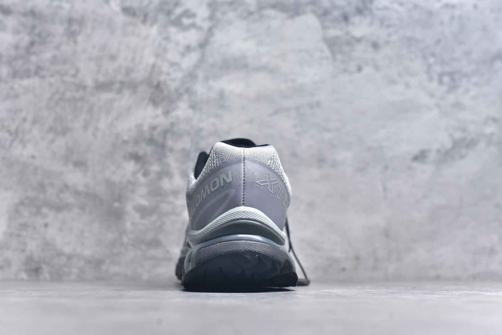 图片[5]-#Salomon XT-6 萨洛蒙复古潮流户外机能登山跑鞋 478738 纯原外贸平台特供订单 耗时半年巨作 全套原纸板楦头开发 原厂特供网布配套加持 确保原汁原味 完美呈现版型 原档数据独家私模五层组合大底 男女鞋同步官方开发至46.5 原装Ortholite轻量化鞋垫 中底布带钢印编号 原厂TPU锁扣 进口港宝加持 后跟自然饱满 还原公司包裹性 鞋面以“锯齿”状的包裹系统呈现 在基色底之下加入了各种色点缀 将公司的最新技术和时尚前卫的造型融入耐用的长跑款式中 鞋面由 TPU 薄膜制成 并焊接在高耐磨网眼上 使其既时尚又坚固 由 ACS底盘支撑 可增强稳定性和支撑力 以及由橡胶凸耳 Contragrip外底覆盖的 EVA 缓冲中底 旨在应对崎岖的地形 鞋舌上的彩色Salomon 标签、Quicklace 系统以及鞋头、鞋舌和鞋跟上的附加品牌使细节更加完美 让穿着者可以轻松驾驭户外与通勤下的任何运动生活场景 无缝鞋身户外随意纵横 颜值与脚感兼备 出街通勤 绝对非常吸睛 你值得拥有 尺码：36-46.5-选品中心