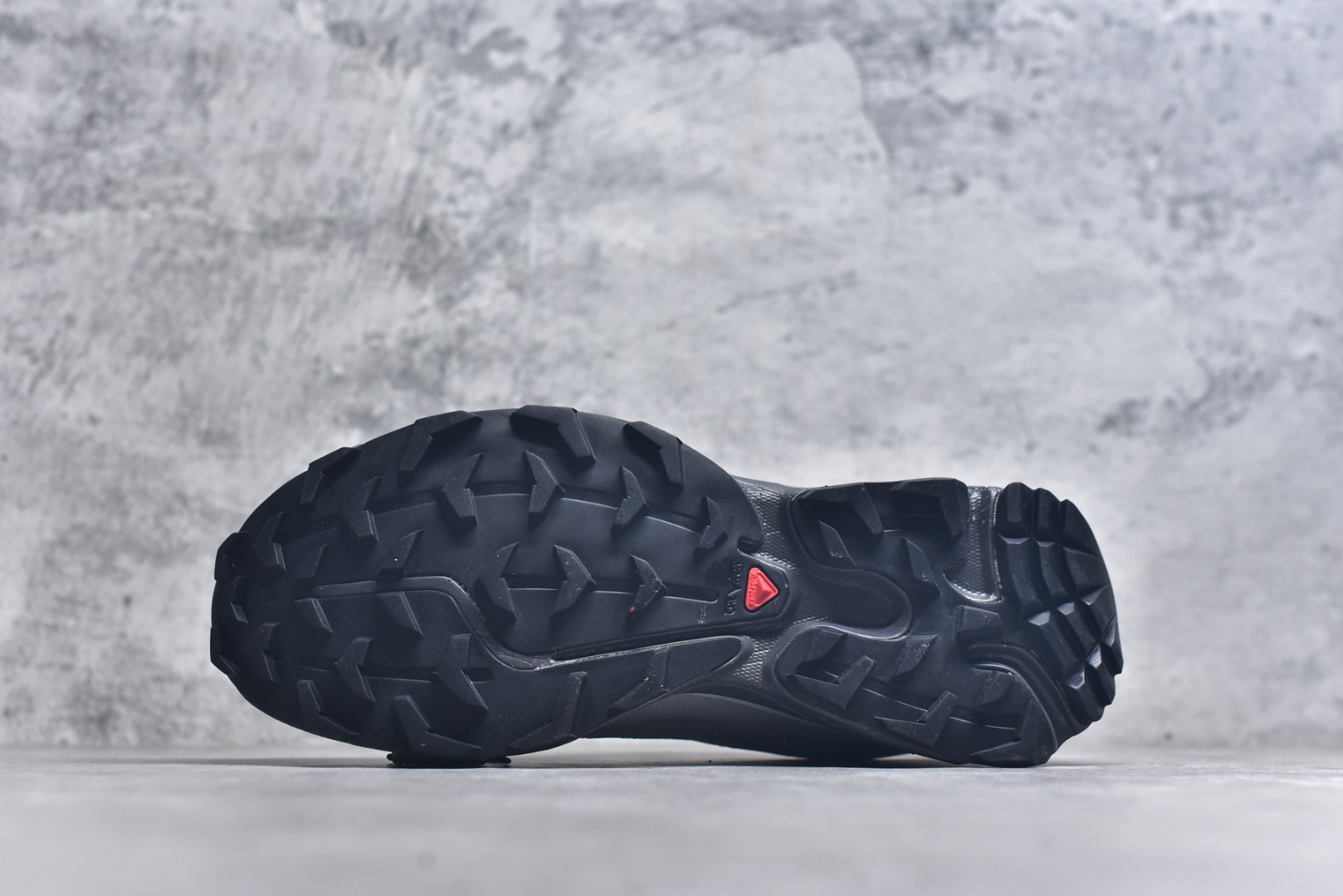 图片[6]-#Salomon XT-6 萨洛蒙复古潮流户外机能登山跑鞋 478738 纯原外贸平台特供订单 耗时半年巨作 全套原纸板楦头开发 原厂特供网布配套加持 确保原汁原味 完美呈现版型 原档数据独家私模五层组合大底 男女鞋同步官方开发至46.5 原装Ortholite轻量化鞋垫 中底布带钢印编号 原厂TPU锁扣 进口港宝加持 后跟自然饱满 还原公司包裹性 鞋面以“锯齿”状的包裹系统呈现 在基色底之下加入了各种色点缀 将公司的最新技术和时尚前卫的造型融入耐用的长跑款式中 鞋面由 TPU 薄膜制成 并焊接在高耐磨网眼上 使其既时尚又坚固 由 ACS底盘支撑 可增强稳定性和支撑力 以及由橡胶凸耳 Contragrip外底覆盖的 EVA 缓冲中底 旨在应对崎岖的地形 鞋舌上的彩色Salomon 标签、Quicklace 系统以及鞋头、鞋舌和鞋跟上的附加品牌使细节更加完美 让穿着者可以轻松驾驭户外与通勤下的任何运动生活场景 无缝鞋身户外随意纵横 颜值与脚感兼备 出街通勤 绝对非常吸睛 你值得拥有 尺码：36-46.5-选品中心