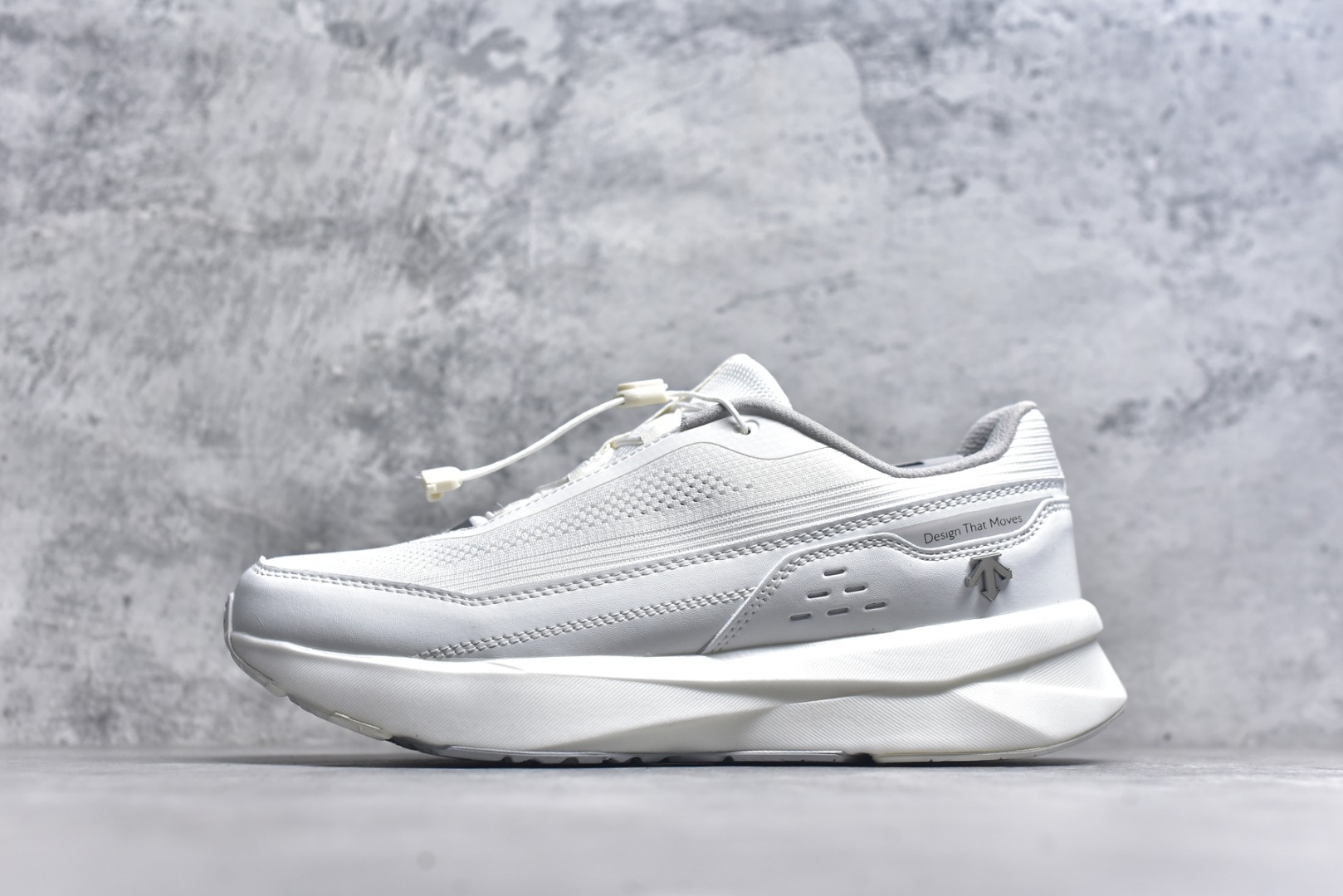 #DESCENTE RUNNING 迪桑特系列舒适休闲运动减震透气低帮跑步鞋 DESCENTE（迪桑特）创立于1935年，品牌名取自法语词汇，意为“滑降”。品牌箭头标识代表滑雪的三种技术“高速直线滑行”、“穿越”和“侧滑”，也寓意品牌在打造高端专业运动产品中不断追求完美的创新精神，致力于成为中国高端专业滑雪、综训、女子、铁人三项、高尔夫的第一品牌。实拍调校N版已经零色差零失真 百分百还原实物色彩所见即所得 不存在货不对板色差等低级问题 选购参考实物拍摄 不混卖不参货 只用心做好货严格选品 承诺混一赔十 尺码：36 36.5 37.5 38 38.5 39 40 40.5 41 42 42.5 43 44 44.5 45-选品中心