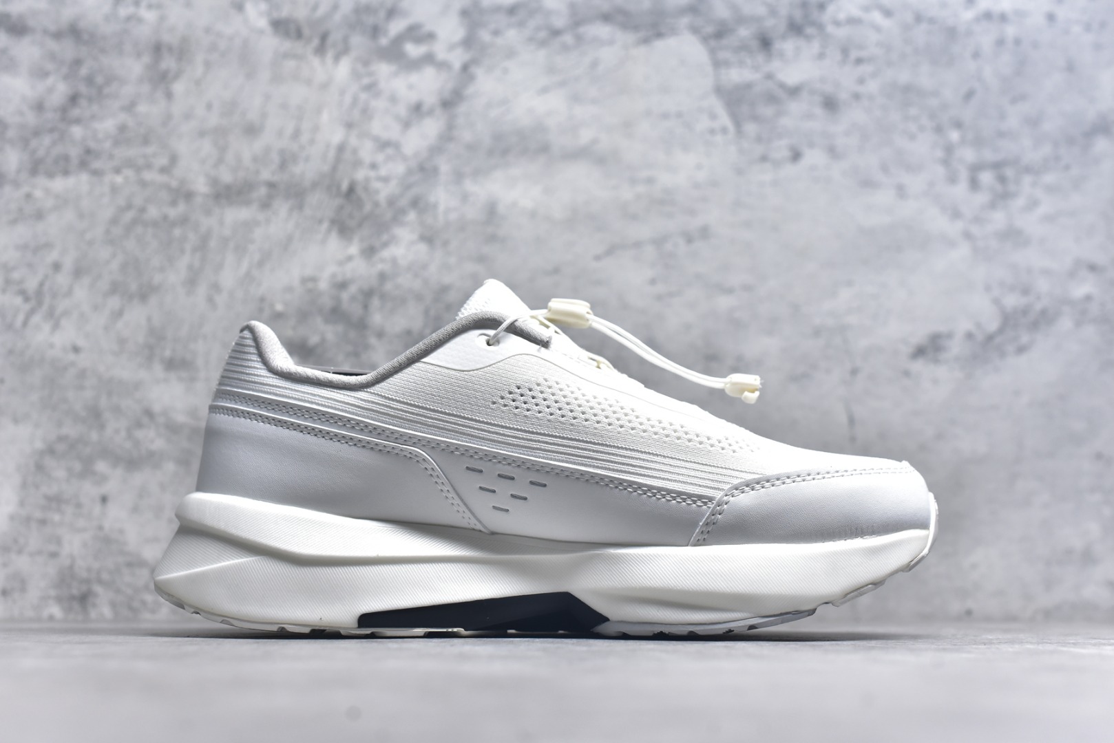 图片[3]-#DESCENTE RUNNING 迪桑特系列舒适休闲运动减震透气低帮跑步鞋 DESCENTE（迪桑特）创立于1935年，品牌名取自法语词汇，意为“滑降”。品牌箭头标识代表滑雪的三种技术“高速直线滑行”、“穿越”和“侧滑”，也寓意品牌在打造高端专业运动产品中不断追求完美的创新精神，致力于成为中国高端专业滑雪、综训、女子、铁人三项、高尔夫的第一品牌。实拍调校N版已经零色差零失真 百分百还原实物色彩所见即所得 不存在货不对板色差等低级问题 选购参考实物拍摄 不混卖不参货 只用心做好货严格选品 承诺混一赔十 尺码：36 36.5 37.5 38 38.5 39 40 40.5 41 42 42.5 43 44 44.5 45-选品中心