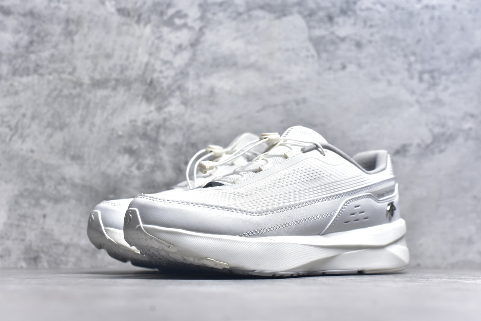 图片[2]-#DESCENTE RUNNING 迪桑特系列舒适休闲运动减震透气低帮跑步鞋 DESCENTE（迪桑特）创立于1935年，品牌名取自法语词汇，意为“滑降”。品牌箭头标识代表滑雪的三种技术“高速直线滑行”、“穿越”和“侧滑”，也寓意品牌在打造高端专业运动产品中不断追求完美的创新精神，致力于成为中国高端专业滑雪、综训、女子、铁人三项、高尔夫的第一品牌。实拍调校N版已经零色差零失真 百分百还原实物色彩所见即所得 不存在货不对板色差等低级问题 选购参考实物拍摄 不混卖不参货 只用心做好货严格选品 承诺混一赔十 尺码：36 36.5 37.5 38 38.5 39 40 40.5 41 42 42.5 43 44 44.5 45-选品中心