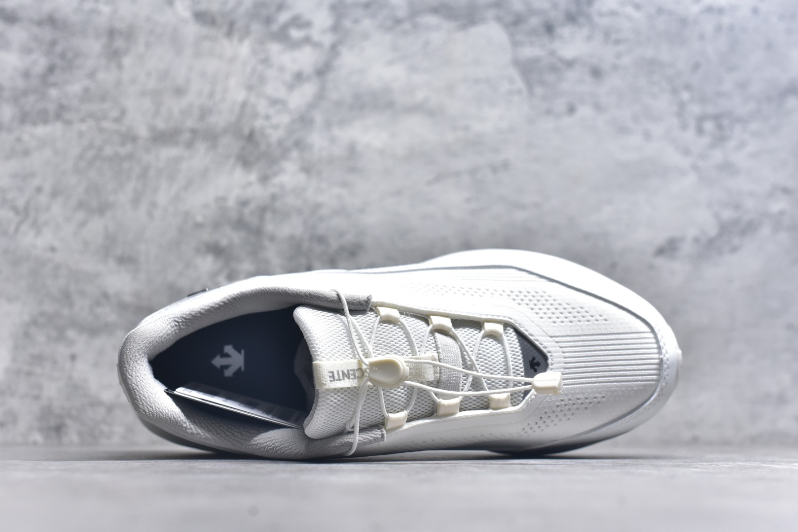 图片[4]-#DESCENTE RUNNING 迪桑特系列舒适休闲运动减震透气低帮跑步鞋 DESCENTE（迪桑特）创立于1935年，品牌名取自法语词汇，意为“滑降”。品牌箭头标识代表滑雪的三种技术“高速直线滑行”、“穿越”和“侧滑”，也寓意品牌在打造高端专业运动产品中不断追求完美的创新精神，致力于成为中国高端专业滑雪、综训、女子、铁人三项、高尔夫的第一品牌。实拍调校N版已经零色差零失真 百分百还原实物色彩所见即所得 不存在货不对板色差等低级问题 选购参考实物拍摄 不混卖不参货 只用心做好货严格选品 承诺混一赔十 尺码：36 36.5 37.5 38 38.5 39 40 40.5 41 42 42.5 43 44 44.5 45-选品中心