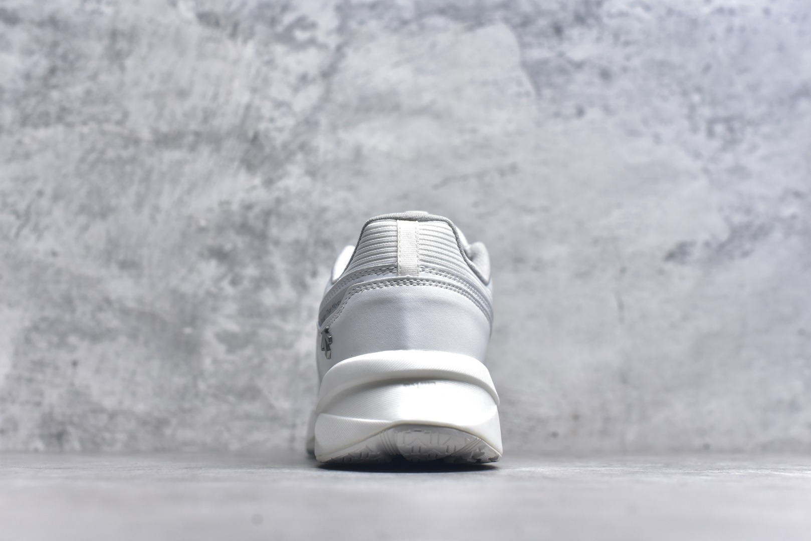 图片[5]-#DESCENTE RUNNING 迪桑特系列舒适休闲运动减震透气低帮跑步鞋 DESCENTE（迪桑特）创立于1935年，品牌名取自法语词汇，意为“滑降”。品牌箭头标识代表滑雪的三种技术“高速直线滑行”、“穿越”和“侧滑”，也寓意品牌在打造高端专业运动产品中不断追求完美的创新精神，致力于成为中国高端专业滑雪、综训、女子、铁人三项、高尔夫的第一品牌。实拍调校N版已经零色差零失真 百分百还原实物色彩所见即所得 不存在货不对板色差等低级问题 选购参考实物拍摄 不混卖不参货 只用心做好货严格选品 承诺混一赔十 尺码：36 36.5 37.5 38 38.5 39 40 40.5 41 42 42.5 43 44 44.5 45-选品中心