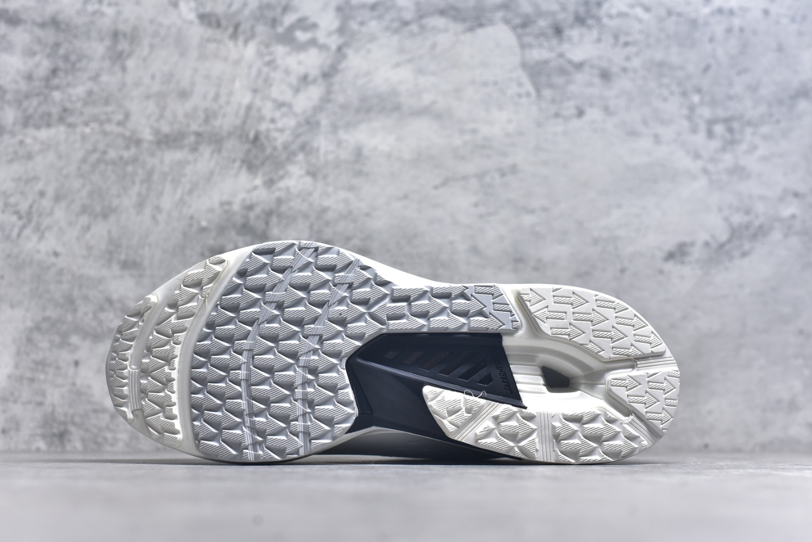 图片[6]-#DESCENTE RUNNING 迪桑特系列舒适休闲运动减震透气低帮跑步鞋 DESCENTE（迪桑特）创立于1935年，品牌名取自法语词汇，意为“滑降”。品牌箭头标识代表滑雪的三种技术“高速直线滑行”、“穿越”和“侧滑”，也寓意品牌在打造高端专业运动产品中不断追求完美的创新精神，致力于成为中国高端专业滑雪、综训、女子、铁人三项、高尔夫的第一品牌。实拍调校N版已经零色差零失真 百分百还原实物色彩所见即所得 不存在货不对板色差等低级问题 选购参考实物拍摄 不混卖不参货 只用心做好货严格选品 承诺混一赔十 尺码：36 36.5 37.5 38 38.5 39 40 40.5 41 42 42.5 43 44 44.5 45-选品中心