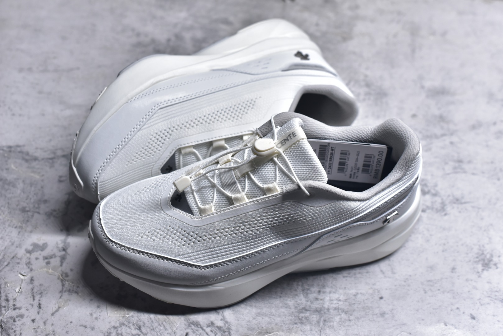 图片[7]-#DESCENTE RUNNING 迪桑特系列舒适休闲运动减震透气低帮跑步鞋 DESCENTE（迪桑特）创立于1935年，品牌名取自法语词汇，意为“滑降”。品牌箭头标识代表滑雪的三种技术“高速直线滑行”、“穿越”和“侧滑”，也寓意品牌在打造高端专业运动产品中不断追求完美的创新精神，致力于成为中国高端专业滑雪、综训、女子、铁人三项、高尔夫的第一品牌。实拍调校N版已经零色差零失真 百分百还原实物色彩所见即所得 不存在货不对板色差等低级问题 选购参考实物拍摄 不混卖不参货 只用心做好货严格选品 承诺混一赔十 尺码：36 36.5 37.5 38 38.5 39 40 40.5 41 42 42.5 43 44 44.5 45-选品中心