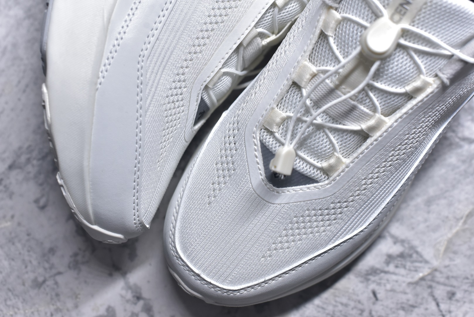 图片[8]-#DESCENTE RUNNING 迪桑特系列舒适休闲运动减震透气低帮跑步鞋 DESCENTE（迪桑特）创立于1935年，品牌名取自法语词汇，意为“滑降”。品牌箭头标识代表滑雪的三种技术“高速直线滑行”、“穿越”和“侧滑”，也寓意品牌在打造高端专业运动产品中不断追求完美的创新精神，致力于成为中国高端专业滑雪、综训、女子、铁人三项、高尔夫的第一品牌。实拍调校N版已经零色差零失真 百分百还原实物色彩所见即所得 不存在货不对板色差等低级问题 选购参考实物拍摄 不混卖不参货 只用心做好货严格选品 承诺混一赔十 尺码：36 36.5 37.5 38 38.5 39 40 40.5 41 42 42.5 43 44 44.5 45-选品中心