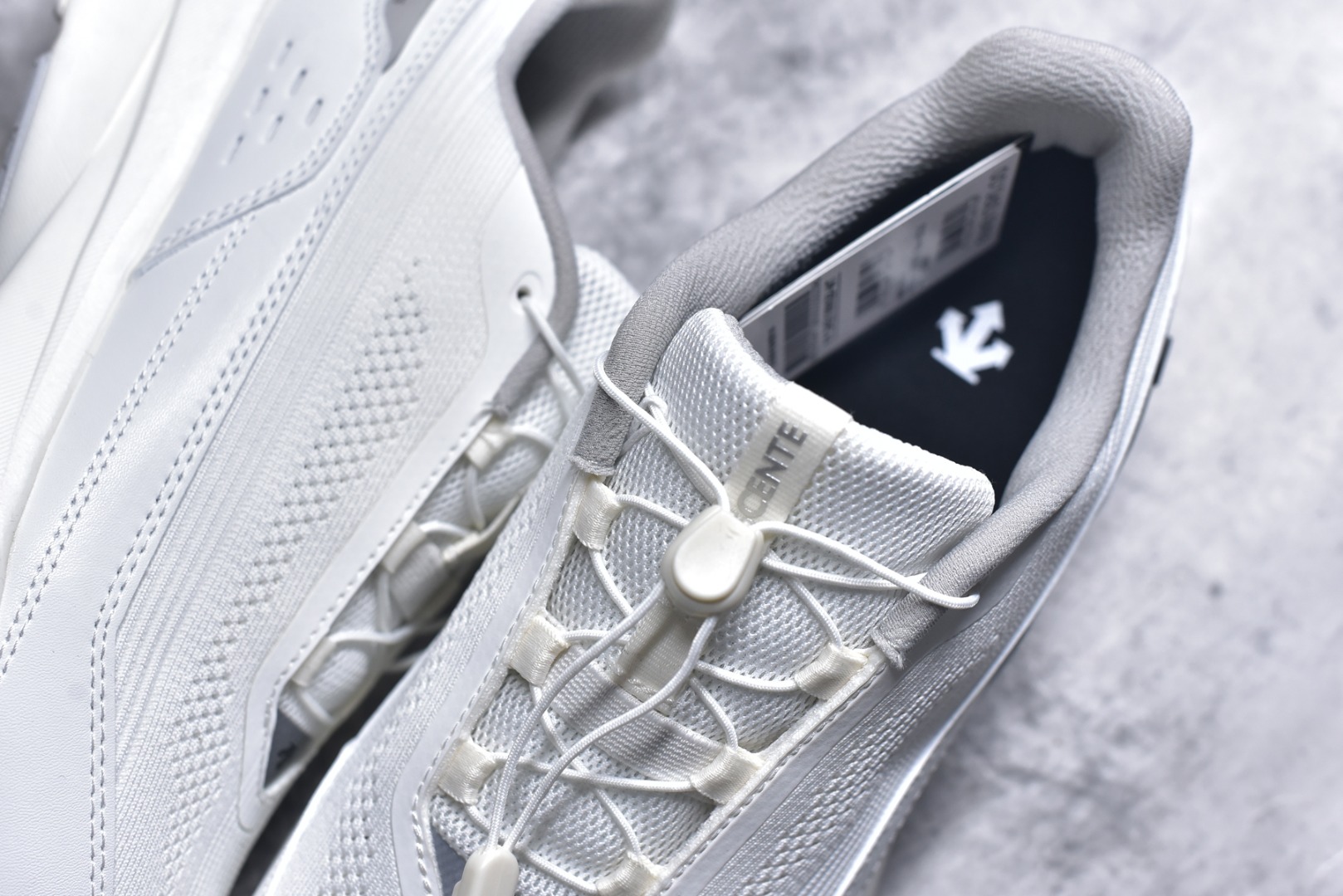 图片[9]-#DESCENTE RUNNING 迪桑特系列舒适休闲运动减震透气低帮跑步鞋 DESCENTE（迪桑特）创立于1935年，品牌名取自法语词汇，意为“滑降”。品牌箭头标识代表滑雪的三种技术“高速直线滑行”、“穿越”和“侧滑”，也寓意品牌在打造高端专业运动产品中不断追求完美的创新精神，致力于成为中国高端专业滑雪、综训、女子、铁人三项、高尔夫的第一品牌。实拍调校N版已经零色差零失真 百分百还原实物色彩所见即所得 不存在货不对板色差等低级问题 选购参考实物拍摄 不混卖不参货 只用心做好货严格选品 承诺混一赔十 尺码：36 36.5 37.5 38 38.5 39 40 40.5 41 42 42.5 43 44 44.5 45-选品中心