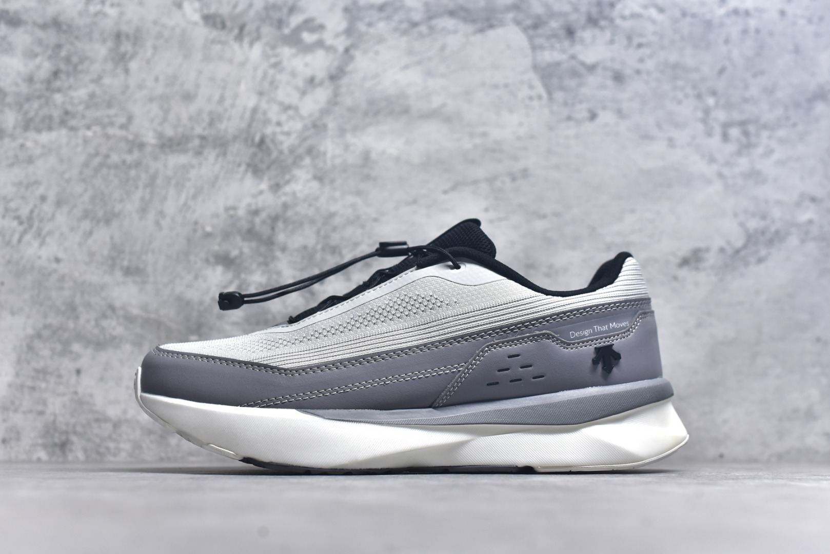 #DESCENTE RUNNING 迪桑特系列舒适休闲运动减震透气低帮跑步鞋 DESCENTE（迪桑特）创立于1935年，品牌名取自法语词汇，意为“滑降”。品牌箭头标识代表滑雪的三种技术“高速直线滑行”、“穿越”和“侧滑”，也寓意品牌在打造高端专业运动产品中不断追求完美的创新精神，致力于成为中国高端专业滑雪、综训、女子、铁人三项、高尔夫的第一品牌。实拍调校N版已经零色差零失真 百分百还原实物色彩所见即所得 不存在货不对板色差等低级问题 选购参考实物拍摄 不混卖不参货 只用心做好货严格选品 承诺混一赔十 尺码：36 36.5 37.5 38 38.5 39 40 40.5 41 42 42.5 43 44 44.5 45-选品中心