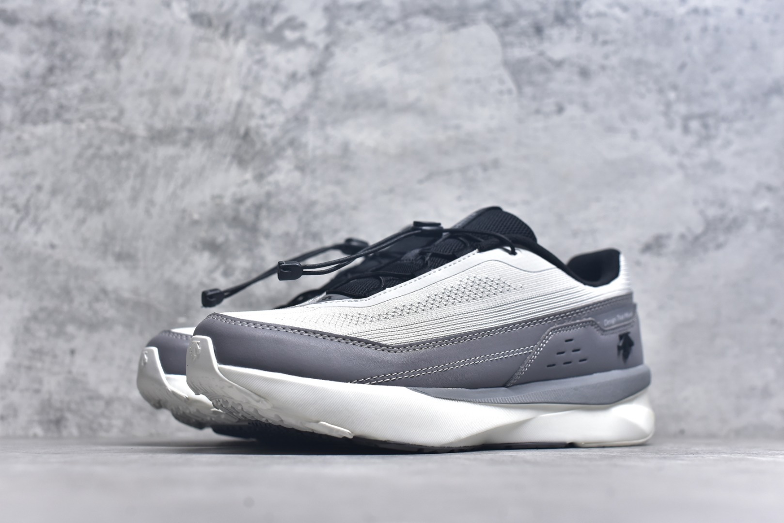 图片[2]-#DESCENTE RUNNING 迪桑特系列舒适休闲运动减震透气低帮跑步鞋 DESCENTE（迪桑特）创立于1935年，品牌名取自法语词汇，意为“滑降”。品牌箭头标识代表滑雪的三种技术“高速直线滑行”、“穿越”和“侧滑”，也寓意品牌在打造高端专业运动产品中不断追求完美的创新精神，致力于成为中国高端专业滑雪、综训、女子、铁人三项、高尔夫的第一品牌。实拍调校N版已经零色差零失真 百分百还原实物色彩所见即所得 不存在货不对板色差等低级问题 选购参考实物拍摄 不混卖不参货 只用心做好货严格选品 承诺混一赔十 尺码：36 36.5 37.5 38 38.5 39 40 40.5 41 42 42.5 43 44 44.5 45-选品中心