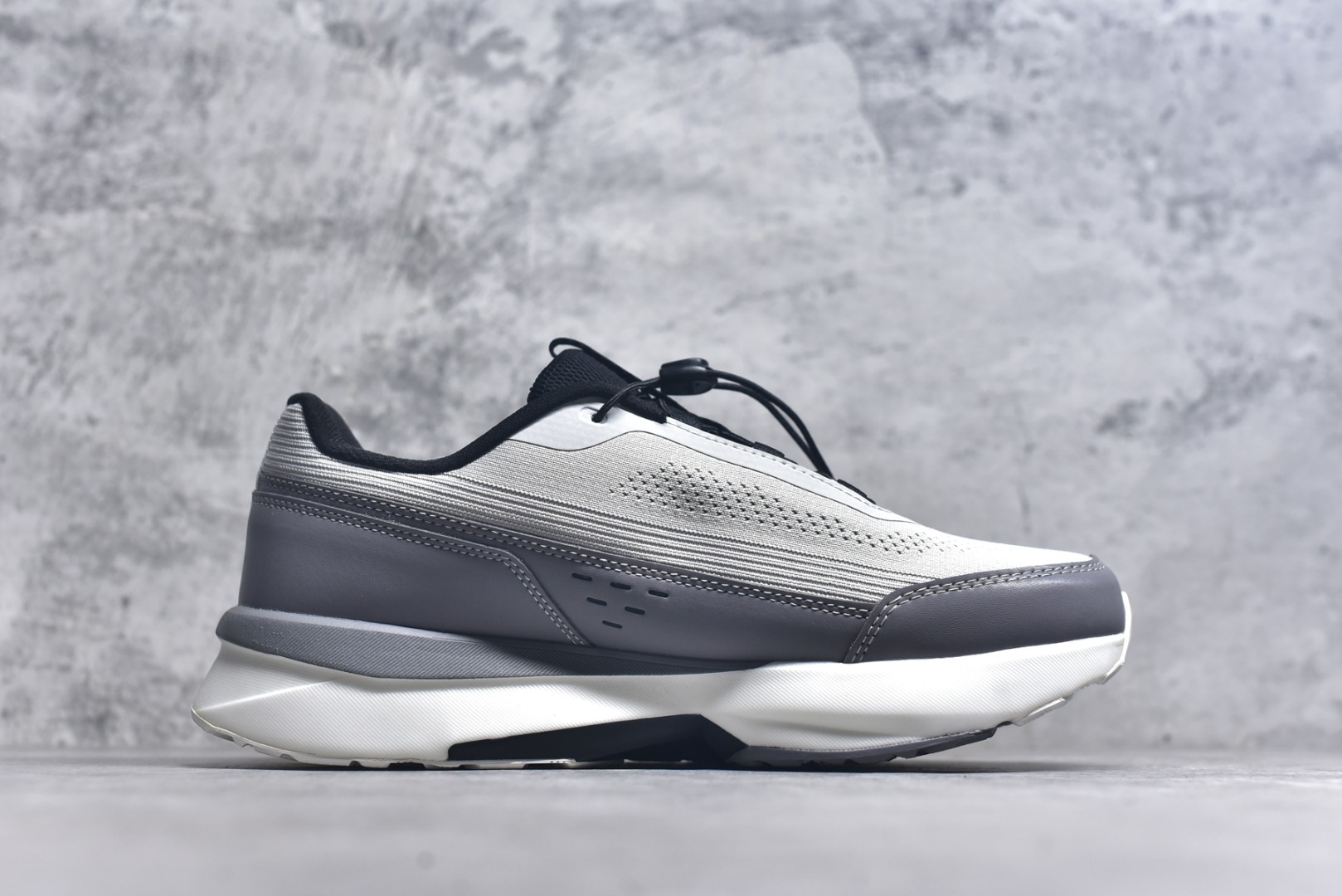 图片[3]-#DESCENTE RUNNING 迪桑特系列舒适休闲运动减震透气低帮跑步鞋 DESCENTE（迪桑特）创立于1935年，品牌名取自法语词汇，意为“滑降”。品牌箭头标识代表滑雪的三种技术“高速直线滑行”、“穿越”和“侧滑”，也寓意品牌在打造高端专业运动产品中不断追求完美的创新精神，致力于成为中国高端专业滑雪、综训、女子、铁人三项、高尔夫的第一品牌。实拍调校N版已经零色差零失真 百分百还原实物色彩所见即所得 不存在货不对板色差等低级问题 选购参考实物拍摄 不混卖不参货 只用心做好货严格选品 承诺混一赔十 尺码：36 36.5 37.5 38 38.5 39 40 40.5 41 42 42.5 43 44 44.5 45-选品中心