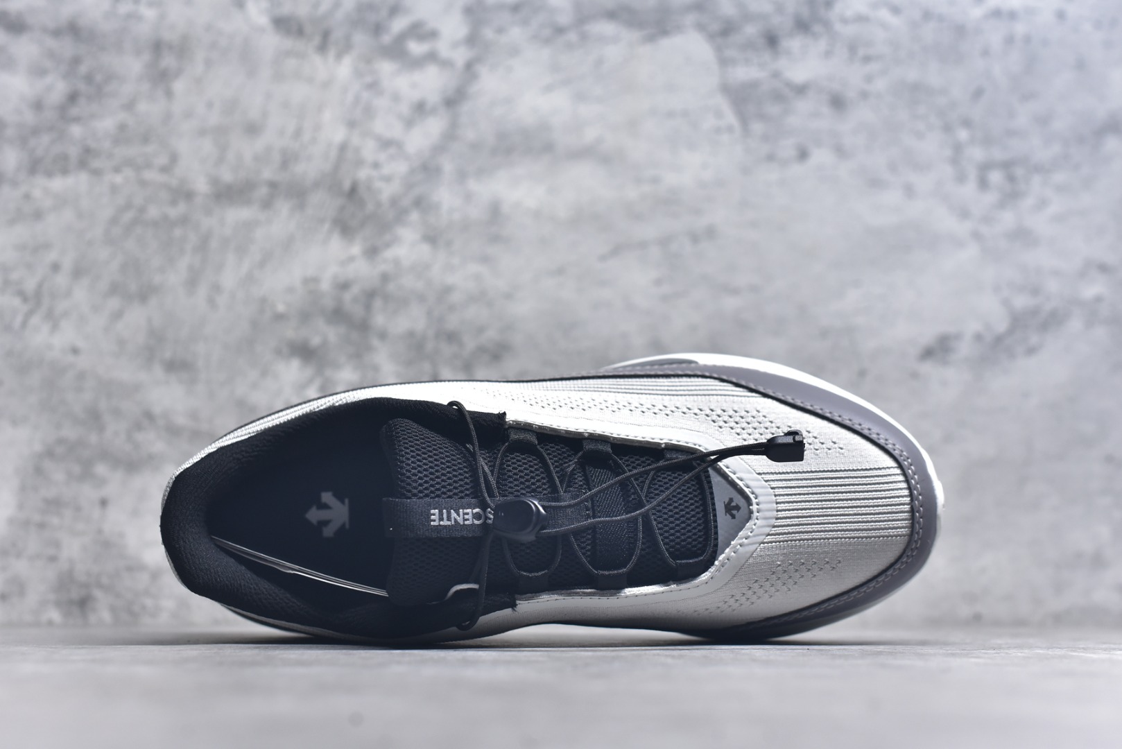 图片[4]-#DESCENTE RUNNING 迪桑特系列舒适休闲运动减震透气低帮跑步鞋 DESCENTE（迪桑特）创立于1935年，品牌名取自法语词汇，意为“滑降”。品牌箭头标识代表滑雪的三种技术“高速直线滑行”、“穿越”和“侧滑”，也寓意品牌在打造高端专业运动产品中不断追求完美的创新精神，致力于成为中国高端专业滑雪、综训、女子、铁人三项、高尔夫的第一品牌。实拍调校N版已经零色差零失真 百分百还原实物色彩所见即所得 不存在货不对板色差等低级问题 选购参考实物拍摄 不混卖不参货 只用心做好货严格选品 承诺混一赔十 尺码：36 36.5 37.5 38 38.5 39 40 40.5 41 42 42.5 43 44 44.5 45-选品中心