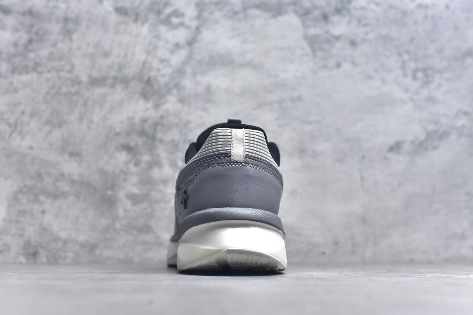 图片[5]-#DESCENTE RUNNING 迪桑特系列舒适休闲运动减震透气低帮跑步鞋 DESCENTE（迪桑特）创立于1935年，品牌名取自法语词汇，意为“滑降”。品牌箭头标识代表滑雪的三种技术“高速直线滑行”、“穿越”和“侧滑”，也寓意品牌在打造高端专业运动产品中不断追求完美的创新精神，致力于成为中国高端专业滑雪、综训、女子、铁人三项、高尔夫的第一品牌。实拍调校N版已经零色差零失真 百分百还原实物色彩所见即所得 不存在货不对板色差等低级问题 选购参考实物拍摄 不混卖不参货 只用心做好货严格选品 承诺混一赔十 尺码：36 36.5 37.5 38 38.5 39 40 40.5 41 42 42.5 43 44 44.5 45-选品中心