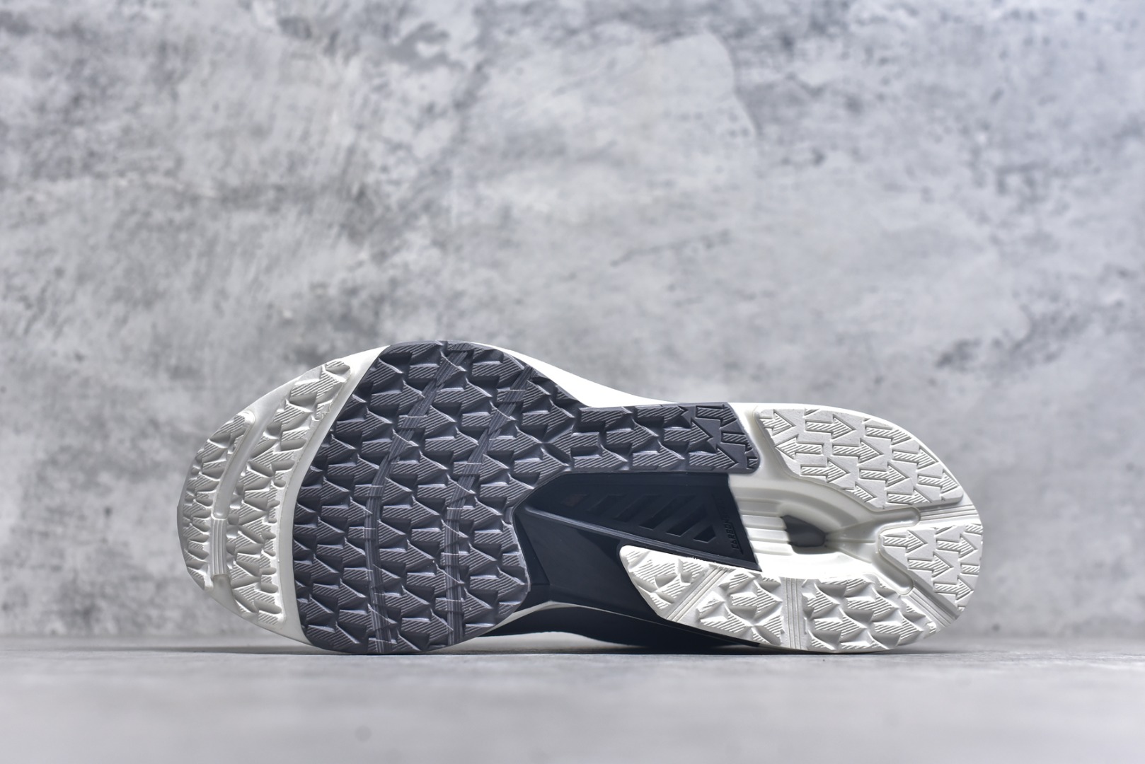 图片[6]-#DESCENTE RUNNING 迪桑特系列舒适休闲运动减震透气低帮跑步鞋 DESCENTE（迪桑特）创立于1935年，品牌名取自法语词汇，意为“滑降”。品牌箭头标识代表滑雪的三种技术“高速直线滑行”、“穿越”和“侧滑”，也寓意品牌在打造高端专业运动产品中不断追求完美的创新精神，致力于成为中国高端专业滑雪、综训、女子、铁人三项、高尔夫的第一品牌。实拍调校N版已经零色差零失真 百分百还原实物色彩所见即所得 不存在货不对板色差等低级问题 选购参考实物拍摄 不混卖不参货 只用心做好货严格选品 承诺混一赔十 尺码：36 36.5 37.5 38 38.5 39 40 40.5 41 42 42.5 43 44 44.5 45-选品中心